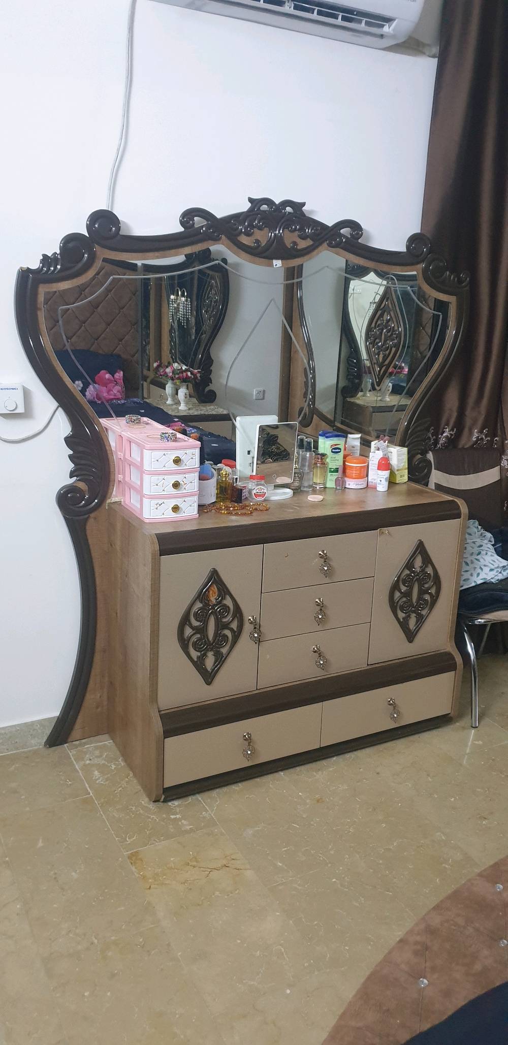 غرفه تركي للبيع
ممكن تذكرون الموديل أو اسم الغرفة إذا معروف، وشنو المقاس تقريباً: نفرين لو نفر ونص؟: 
غرفه تركي 8 قطع 
حالتها شلون؟ بيها خدوش، كسر، تلف بالزجاج/المرايات، أو استعمال قليل؟: 
نضيفه كلش مابيها خدش
وين مكانها بالضبط حتى المشتري يعرف إذا يگدر يجي يشوفها أو يرتب النقل؟: 
ابو غريب
السعر شامل التفكيك والنقل لو على المشتري؟ وهل بي مجال بسيط للتفاوض؟: 
بيها مجال 