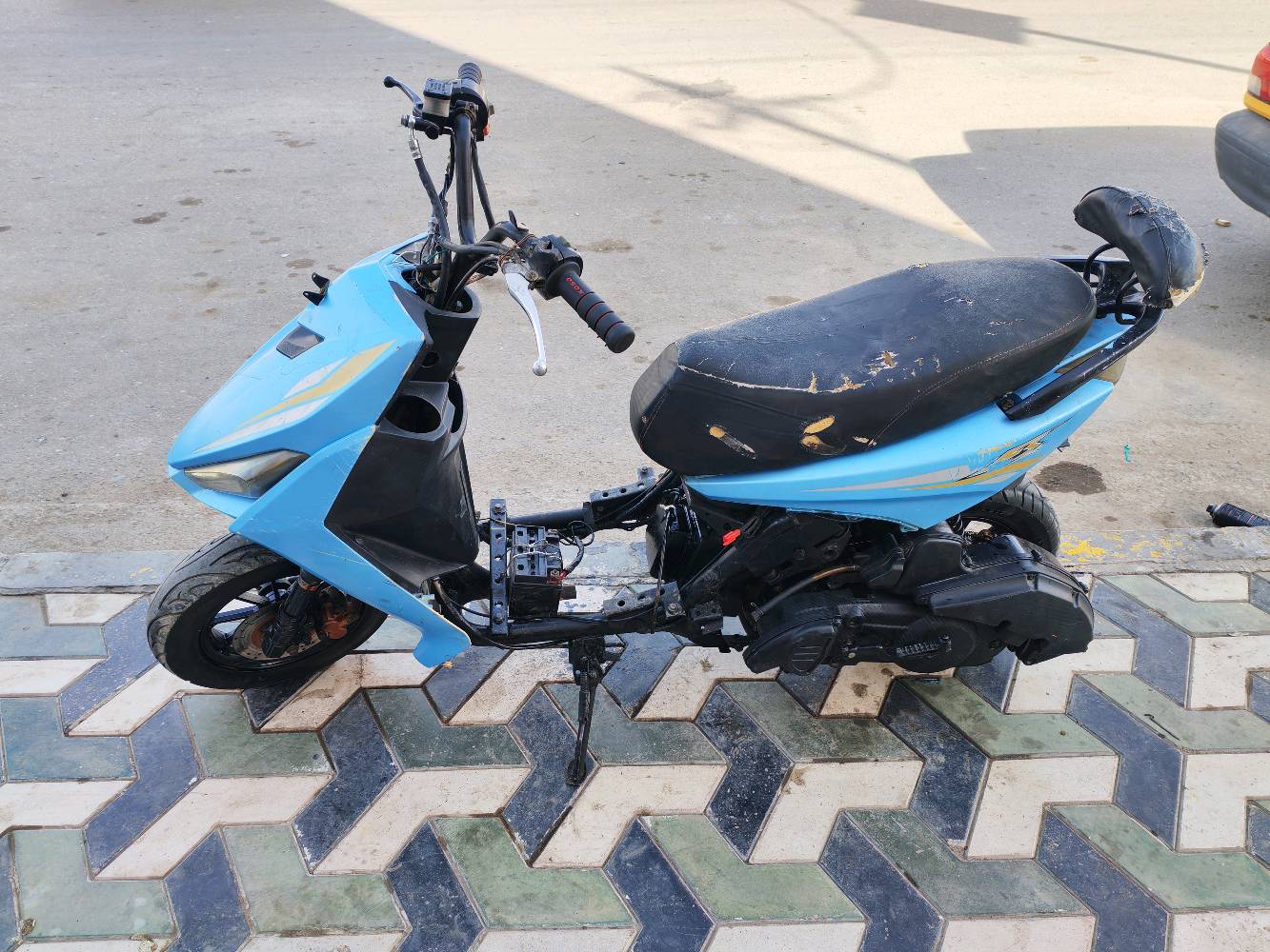 السلام عليكم
دراجه اف اس  محرك ما مفتوح اوراق دراجه جاهزه  نكره وحده  السعر 150 المو شراي  لا يتعبني
