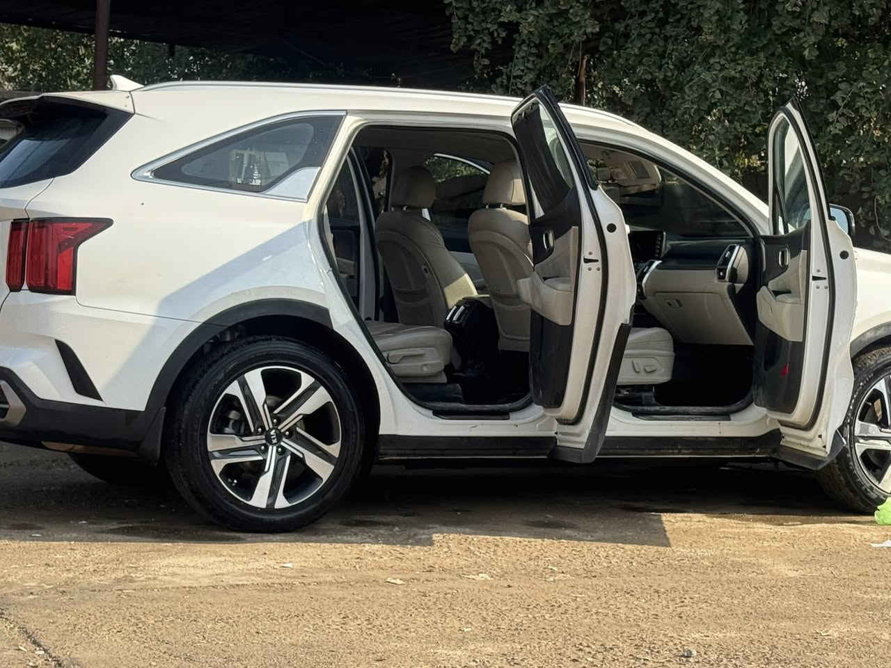 بسم الله .. سورينتو موديل 2021 خليجي فول مواصفات مكفولة للبيع :
• اللون: أبيض ثلجي 
• محرك 6 سلندر بلادي مكفول
• ⁠كير 8 سرعات بلادي مكفول
• رقم أربيل دولي
• 4 كاميرات دورة 360 درجة
• لايتات زينون
• إشارات مري
• ⁠دفع رباعي AWD
• تخم تاير جديد
• صندوق كهربائي
• تشغيل عن بعد
• تحكمات ستيرن
• سقف بانوراما 
• 7 راكب 
• كشنات جلد 
• تحكم مقاعد كهرباء
• تبريد وتدفئة كشنات
• ⁠كشنات خلفية تدفئة 
• مظلات خلفية 
• دخول ذكي بصمة
• شاحن لاسلكي
• وضعيات قيادة: Comfort / Eco / Sport / Smart
• شاشة كبيرة + شاشة عدادات
• سايد بريك كهربائي
• نظام الشاشة يدعم CarPlay وAndroid Auto
• بصمة تشغيل 
• تبريد 3 قطع
• صرفية وقود ممتازة
• طي كشنات خلفية كهرباء
• ⁠ماشية 101 الف قابل للزيادة .
• ⁠السعر 293 وبيه مجال 
  للاستفسار : ***********
