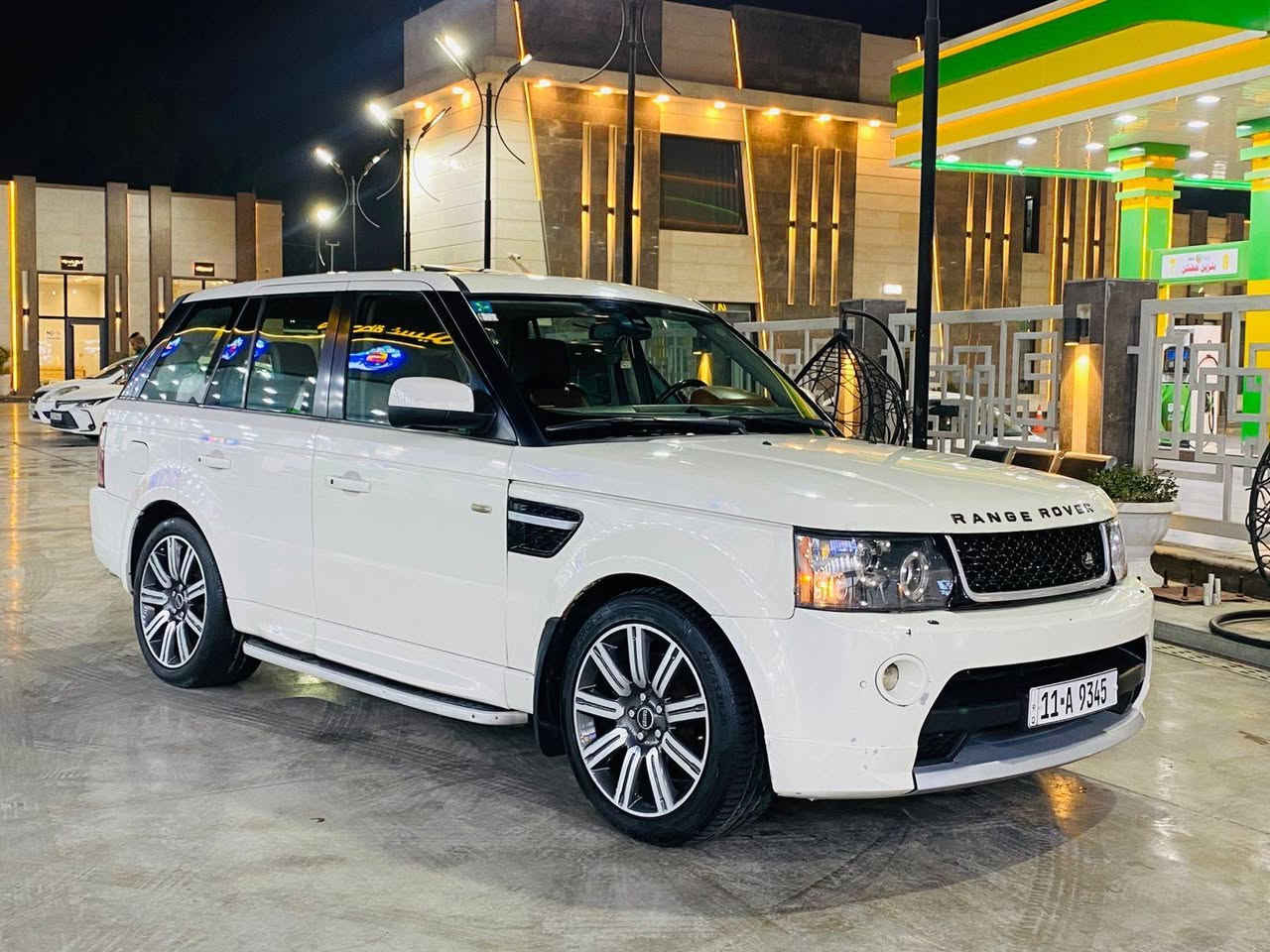 رانج روفر  سبورت موديل 2010   
مكينه V8 بدون سوبر مكينه تنفس طبيعي
صندوك شفط   
ستيرن كهرباء +هيتر   
فتحه سقف   
جوبلس تصعد وتنزل   
مري شفط 
مقاعد كهرباء 
داخل جلد بيجي 
شاشه وكامره خلفيه   
مقعد خزن ميموري    

🎖️🎖️🎖️ سنويه ل 2030 
   كير ومحرك كفاله سياره جديده
 بدون اي نقص   تخم تاير. صدر امامي خلفي جديد  
   العنوان بغداد 
رقم بغداد بأسمي تحويل مباشر  

السعر 120 وبيها مجال 

رقم صاحب سيارة 
 ***********
سيد أمير
