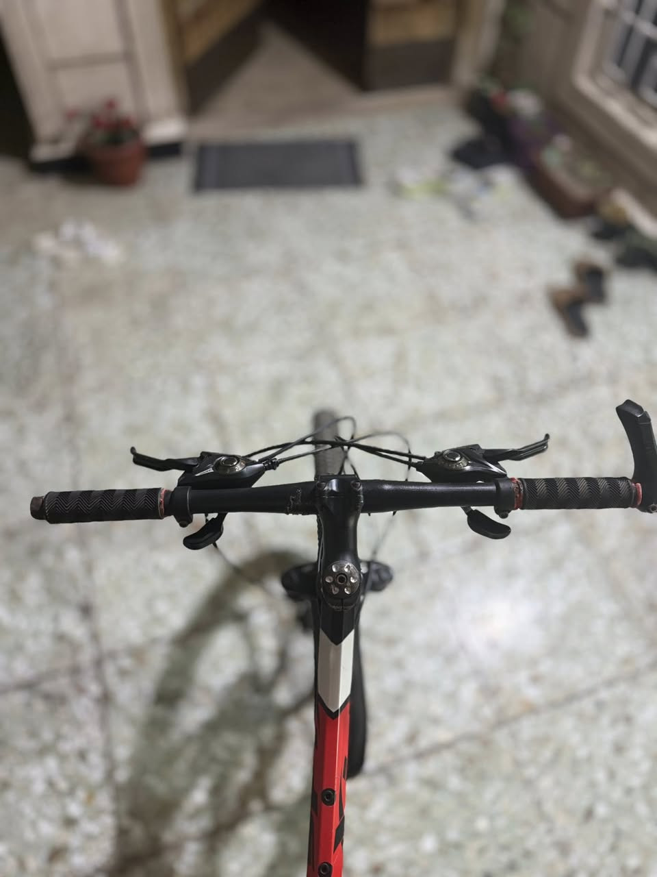 بايسكل سبورت مرتب كلش ونظيف وكلشي شغال شكله حلو وسبورت وتكدر تطبكة والويل مالته حلو وتاير رفيع وبريكات زينة اخو الجديد ومرغوب جدا قياس 26 
رايده ب 130 وبيه شويه مجال للطيبين
للي مهتم يتواصل ويايه واتساب او رصيد على الرقم *********** 
مكاني بغداد حي العدل 
موجود توصيل لكن غير مسؤول عن البايسكل اذا صارله شي بالتوصيل الافضل تجي تاخذه
