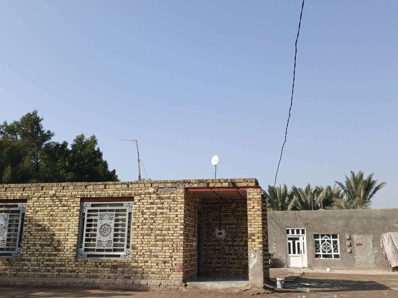 سلام عليكم ارض زراعيه البيع عقد 35 ناحية العباسيه منطقت الحيدري في الجفيره مساحة (16) دونم تحتوي على بيتين بيت الاول يحتوي ع اريع غرف نوم +صاله 9 متر+ مطبخ +صحيات داخليات وخارجيات + مضيف 12 متر + بيت ثاني يحتوي على غرفه + صاله + مطبغ وصحيات وبستان نخيل يحتوي 100 جميع الاون نخيل 

الاستفسار اتصال ع رقم ***********
