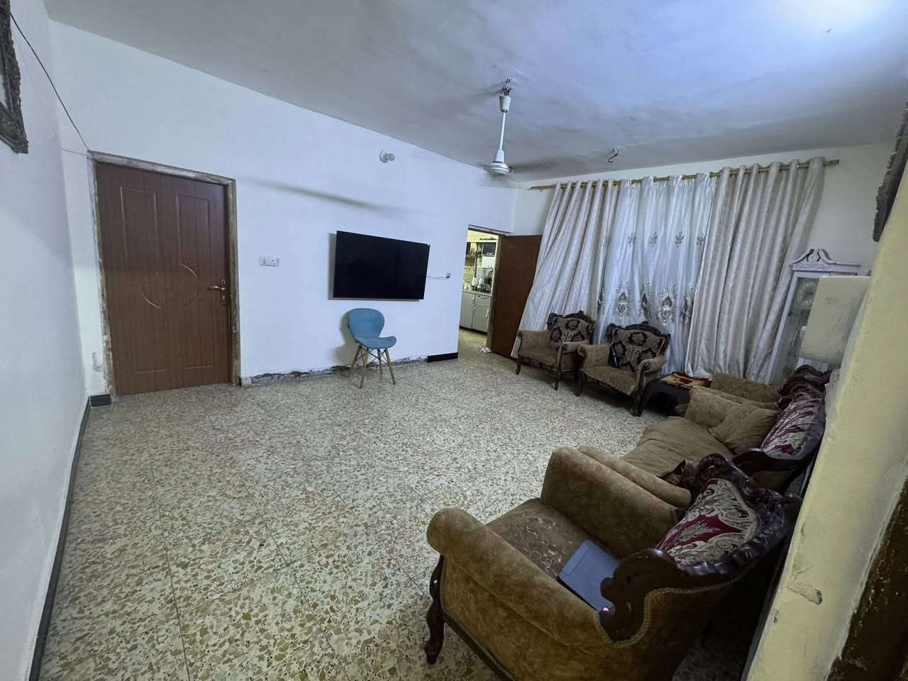 السلام عليكم بيت للبيع  طابو صرف مكان مميز السعر جداً مناسب يباع بسعر قطعة ارض (بدون دلاليه من صاحب البيت مباشر) 
المساحه ١٥٠م واجهة ٧.٥
الموقع بغداد /الدورة /الاسكان 
٤ غرف نوم ٣ بالطابق الثاني نضام سويت كل غرفه حمام داخلي 
الطابق الارضي غرفه نوم و صاله داخليه للخدمات 
صاله ثانيه مال كعده 
استقبال و مطبخ حمام خارجي اضافي و طرمه ومخزن خلفي + مخزن سندويچ بالسطح
للاستفسار ***********
***********
