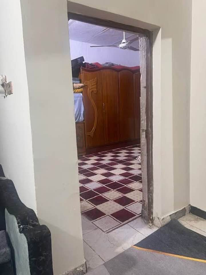 بيت خلفي للبيع ١٠٠ متر على ساحه الشهداء بداية شارع ابو قيصر من جهة السريع اول حديقه استقبال وصاله وغرفتين ومطبخ وصحيات وترك وممر عريض البيت جدا نضيف السعر ٨٠ مليون للاستفسار فقط اتصال بدون تعليقات *********** مكلف بالنشر
