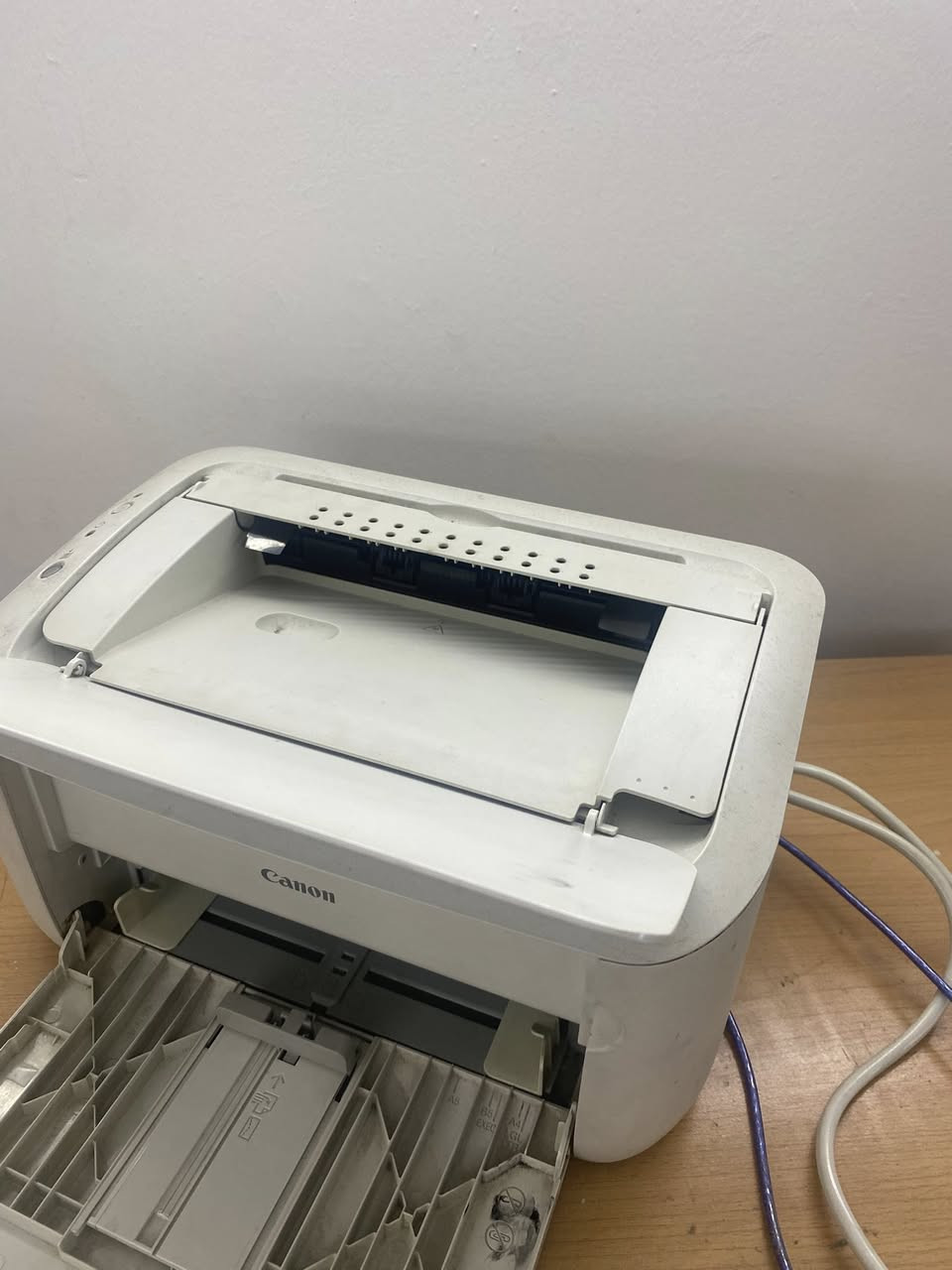 طابعة مستعمله للبيع ونظيفة وشغاله
مواصفات ومميزات الطابعة (Canon i-SENSYS LBP6030w)

 نوع الطابعة: ليزر أسود وأبيض (Monochrome Laser Printer).

 الاتصال اللاسلكي (Wi-Fi): تمتاز بحرف (w) في اسم الموديل، مما يعني أنها تدعم الاتصال عبر الواي فاي. يمكن الطباعة من خلالها لاسلكياً عبر الهاتف المحمول أو الكمبيوتر دون الحاجة للتوصيل بالأسلاك.

 السرعة: تطبع حوالي 18 صفحة في الدقيقة، وهي سرعة ممتازة للدراسة، الأعمال المكتبية الخفيفة، أو الاستخدام المنزلي.

 تقنية Quick First-Print: (الظاهرة بوضوح على الملصق في الـ image.png) تضمن خروج الصفحة الأولى بسرعة فائقة دون انتظار طويل لتسخين الطابعة.

 توفير الطاقة: موفرة جداً للطاقة وتحمل شعار (Energy Star).

 الحجم والتصميم: تصميم مدمج وأنيق (كما يظهر في الصورتين image_3.png و image_4.png حيث يمكن إغلاق وفتح أدراج الورق بسهولة لحمايتها من الغبار ولا تأخذ مساحة كبيرة على المكتب).

 نوع الحبر (الكارتريج): تستخدم حبر ليزر بودرة (رقم الكارتريج غالباً Canon 725)، وهو متوفر بكثرة في الأسواق وسعره اقتصادي جداً وسهل إعادة التعبئة.

السعر ١٢٥ الف


**إذا كنت صاحب هذا الإعلان وتريد حذفه لأي سبب، رجاءا أرسل رسالة إلى الدعم الفني**