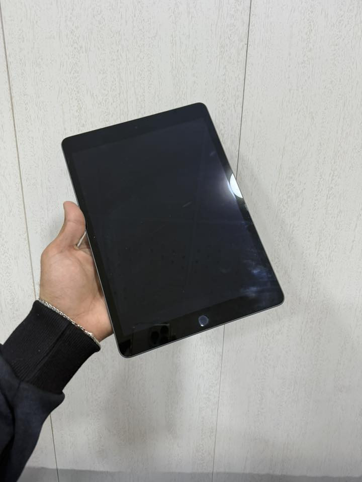 السلام علكيم
ايباد 9 
ذاكره 64
اخو جديد جهاز ويا كارتونه وكيبل
نظافه 100‎%‎ اذا لكيت بي شخط تاخذه بلاش 
سعره 340 وبي مجال بسيط
مكاني بغداد/صليخ
*********** وهذا رقمي
