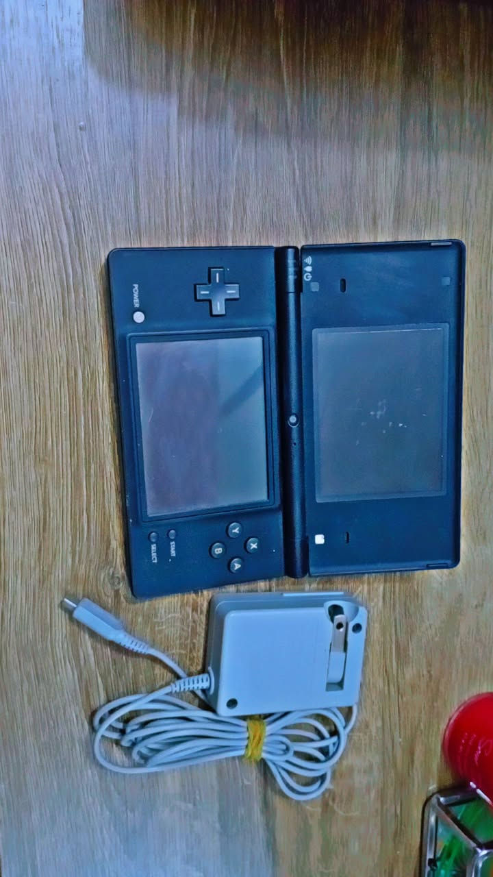 جهاز نينتندو دي أس آي (Nintendo DSi شغاال وكامل نقص قلم بي شخوط موضحات بلفيديو مع شاحنة الاصلية 110 v

. نسخة امريكية TWL-001(USA 
سعر ٥٥ الف


**إذا كنت صاحب هذا الإعلان وتريد حذفه لأي سبب، رجاءا أرسل رسالة إلى الدعم الفني**