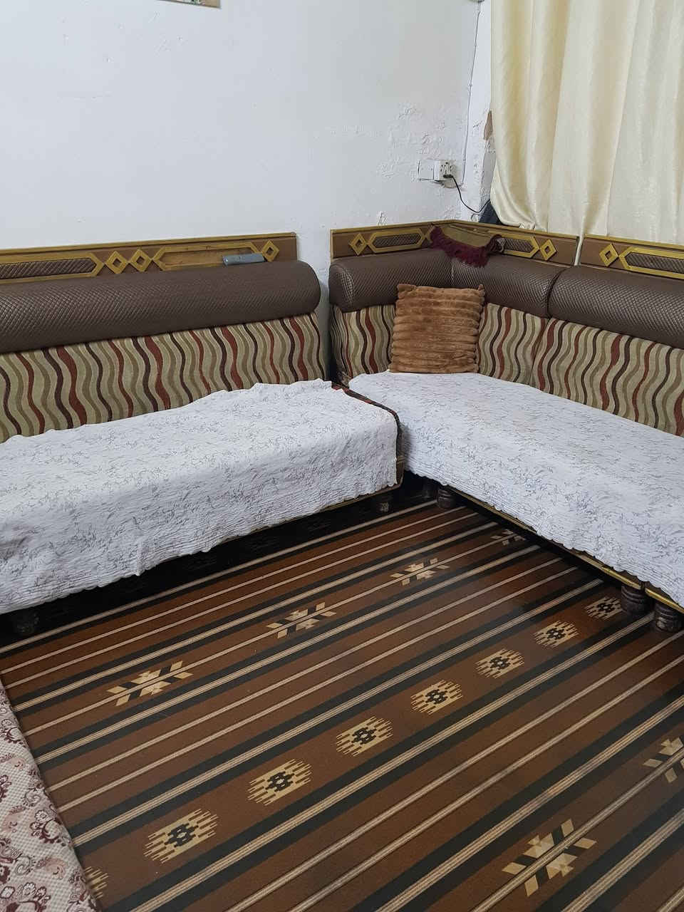 السلام عليكم تخم إماراتي ديوان ١٣مقعد اي كسر مابي المكان الطوبجي السعر ١٧٥الف الاتصال على الرقم ***********ابو سيف

