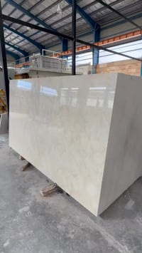 حجر كريمي • ٢سم • شحن عالمي