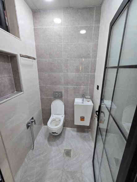 للبيع دار سكن مصمم بإشراف هندسي ممير

🔺 المساحة : 230 م جاهز للسكن

🔻الواجهة: 7,66م         🔺النزال: 30م
     
      🔹 واجهة مرمر + ارضيات مرمر
      🔹️بوابة خارجية كهربائية 
      🔹️الابوب من الصاج 
      🔹️الشبابيك المنيوم تركي
      🔹️المحجر المنيوم زجاج تركي 
   
🔶الطابق الاول: 

       🔸️مدخلين 
       🔸استقبال.  
       🔸️صالة 
       🔸️مطبخ مستقل.  
       🔸️خدمات صحية 
       🔸️غرفتين نوم ماستر كبيرة
 
🔶الطابق الثاني: 
 
       🔸️  4غرف نوم ماستر  نوم
       🔸️خدمات صحية     

 ✔️موقع مميز  //شارع 15+ رصيف 4 م

📍موقع الدار:
حي البنوك / شارع باريس
_____________________________________
للاستفسار 
السالم للعقار حي البنوك شارع الكنيسه 
او الاتصال برقم الهاتف 
***********📞
