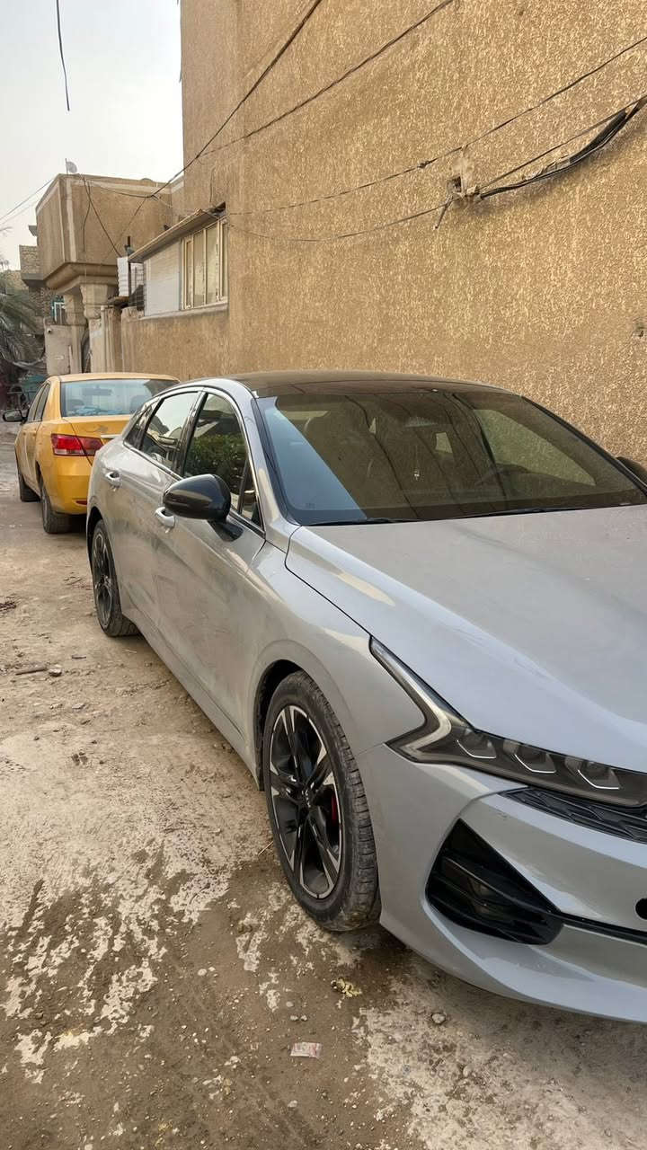 #للبيع_فقط // كيا K5 (الوحش الكوري) 💎
ما شاء الله تبارك الرحمن.. سيارة مال جناي وجاهزة من كلشي، مظهر رياضي وهيبة بالشارع ونظافة داخلية وخارجية توب.
✨ مواصفات السيارة:
 المسافة المقطوعة: ماشية 59 ألف بس (ممشى قليل وبحالة ممتازة).
 المحرك: 1.6 تيربو (نشط جداً، عزم قوي واقتصادي جداً بالوقود).
 اللون: رمادي مميز (ناردو غري) يخبل.
 الداخلية: جلد ماروني ملكي بحالة بلاد ونظافة 100% (مثل ما موضح بالصور).
 المواصفات: بانوراما، شاشة، تحكم ستيرن، لدات أمامية هجومية، ويلات بلاد رياضة 18، مرايات سود.
 المحرك والجير والكهربائيات كلهه مكفولة وشغالة ومابيهه أي نقص.
🔍 حالة الفحص والبدن (بكل أمانة وشفافية):
السيارة مفحوصة سونار ودبل وجهاز داينو بمركز الياقوت، والتقرير كامل مرفق وية الصور:
 بيهه صبغ متفرق ببعض القطع (مأشر بالتقرير باللون الأحمر) بدون أي ضرر قوي أو شاسي.
 الخدوش والضربات البسيطة كلهه مثبتة بالتقرير، والشاسي والشرائح سليمات والمحرك قواعده ثابتة 100%.
عنواني بابل 
رقمي : ***********
