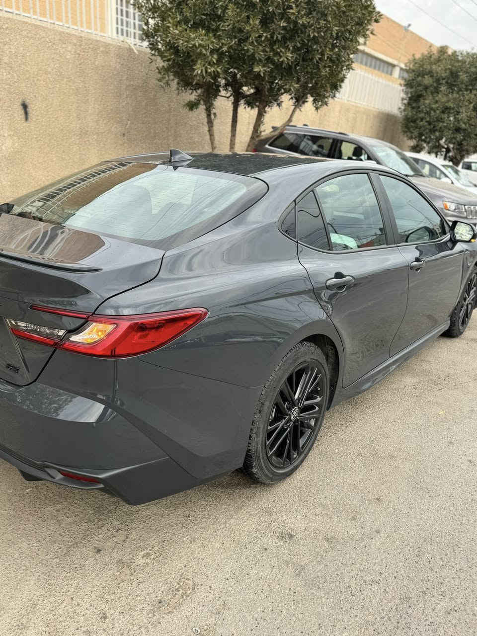 تويوتا كامري هايبرد موديل 2025 \ SE - BLACK EDITION
( السيارة بعدها زيرو )  عداد 2 ألف ميل فقط

وارد امريكي بطارية ليثيوم 

اللون الخارجي gray color   
اللون الداخلي اسود 

 الصنف : SE

داتا شو
قارء العين
شاشة Apple CarPlay & android auto
 كراسي جلد كهرباء تحكم 
رادارت محيطيه
رادار امامي 
الإنارة الداخلية LED 
مقود جلد حياكة 
مثبت السرعة Cruise 
المودات والأوامر الصوتية 
ا Bluetooth    
شاحن هاتف Wireless 
مخرج منفذ الطاقة 
فحص نظام السيارة 
مانع تصادم PCS  
مساد تحديد المسار —— LDA
‏BSM —— نظام النقطة العمياء
‏PDA —— مساعد القيادة التفاعلي
‏RCTA —— رادارات خلفية
‏SEA —— نظام الخروج الآمن 
‏RSA —— قراءة لوحات الطريق
مثبت سرعة تفاعلي —— ACM
مانع انغلاق العجلات —— ABS
‏TCS —— مانع الانزلاق 
بصمة أبواب + دخول ذكي
شاحن وايرلس
هاندبريك كهرباء
 تبريد شاشة مناخين منفصلين 
قطعتين تبريد 
تبريد خلفي
أوضاع القيادة Drive Mode 
أوتو هولد Auto Hold
نظام صوتي JBL مميز
حساسات ضغط الهواء في الإطارات
حساسات دخول الإنفاق

لمزيد من المعلومات الرجاء الاتصال على
شاصي ؛ 4F1DAACK7SU606808
صور الحادث موجودة
للاستفسار :- *********** 
مكان السيارة بغداد البنوك
السعر 240 ورقه وبيها مجال 
السياره صبغ فقط البنيد بدون دواخل بدون تبديل
