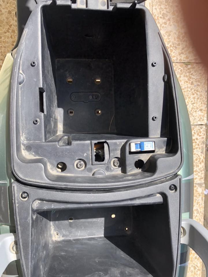 السلام عليكم عندي هذا الماطور 318 شحن شرط النضافه ماطور جديد ما مستخدم شي قليل البطاريات وين ما تريد نروح بمكان الايعجبك ونفحص اخويه الماطور تاخذو انطيك كلو شرط يعني من حيث البطاريات او العقل او الملف انطيك شرط الماطور نضيف كما موضح بل صور غراضو كامله الشحنه والصندوك الايضافي السعر 700 وبيه مجال للشراي الامو شراي لا يدخل خاص ) مكاني موصل حي المحاربين قرب مسبح الابراج ) رقمي ( *********** ) والرزق على الله@إشارة
