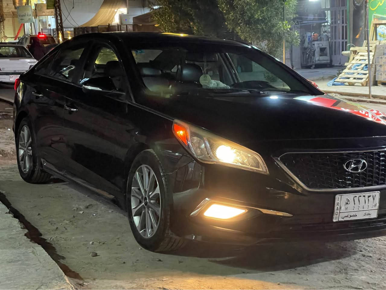 السلام عليكم

هيونداي سوناتا Limited 

- الموديل : 2016 

- وارد : امركي 

- اللون : اسود 

- حجم المحرك : 2400 GDI

- المسافة المقطوعة :  ml 98 ميل 

- الحادث : خشم البنيد من جهة اليسرة 

* ملاحضة ويوجد حادث اخر في بغداد الجاملغ و الباب الخلفي الايسر 

*  و الصور للحادثين و التصليح موجودة 

* السيارة تم تصليحها في بغداد للحادثين 

-السيارة بيها تخم تاير دنلوب الاصلي 🛞

مواصفات السيارة 🤔

-تحكم ستيرن 

- المقاعد جلد اسود 

- المقاعد الامامية كهرباء 

- المقاعد الخلفية والامامية بيها تدفئة 

- فتحة سقف ( سلايد روف ) 

- شاشة كبيرة و كاميرا دوارة 360

-الشاشة تدعم اندويد اوتو وكار بلي 

-كروس سرعة (الاحتفاظ بسرعة السيارة)

- رادار في المرايا الجانبية النقطة العمياء  

- دبل صالنصة Sport 

- انارة ترحيب بيدة البابتين الامامية

-نظام ترحيب داخلي

-ثلاث وضعيات قيادة ( ايكو ، سبورت ، عادي )

-مانع انزلاق 

- مع باقي المواصفات المعرفة لهذا الموديل و الفئة 

- الرقم : بغداد مشروع وطني باسمي 

غير متواجد على فيس بوك 

السعر  $ 133 ورقة وبيه مجال 

📍📍📍الموقع/ الدورة

الاستفسار على هذا الرقم ***********

الرقم بيه واتساب بغداد, العراق
