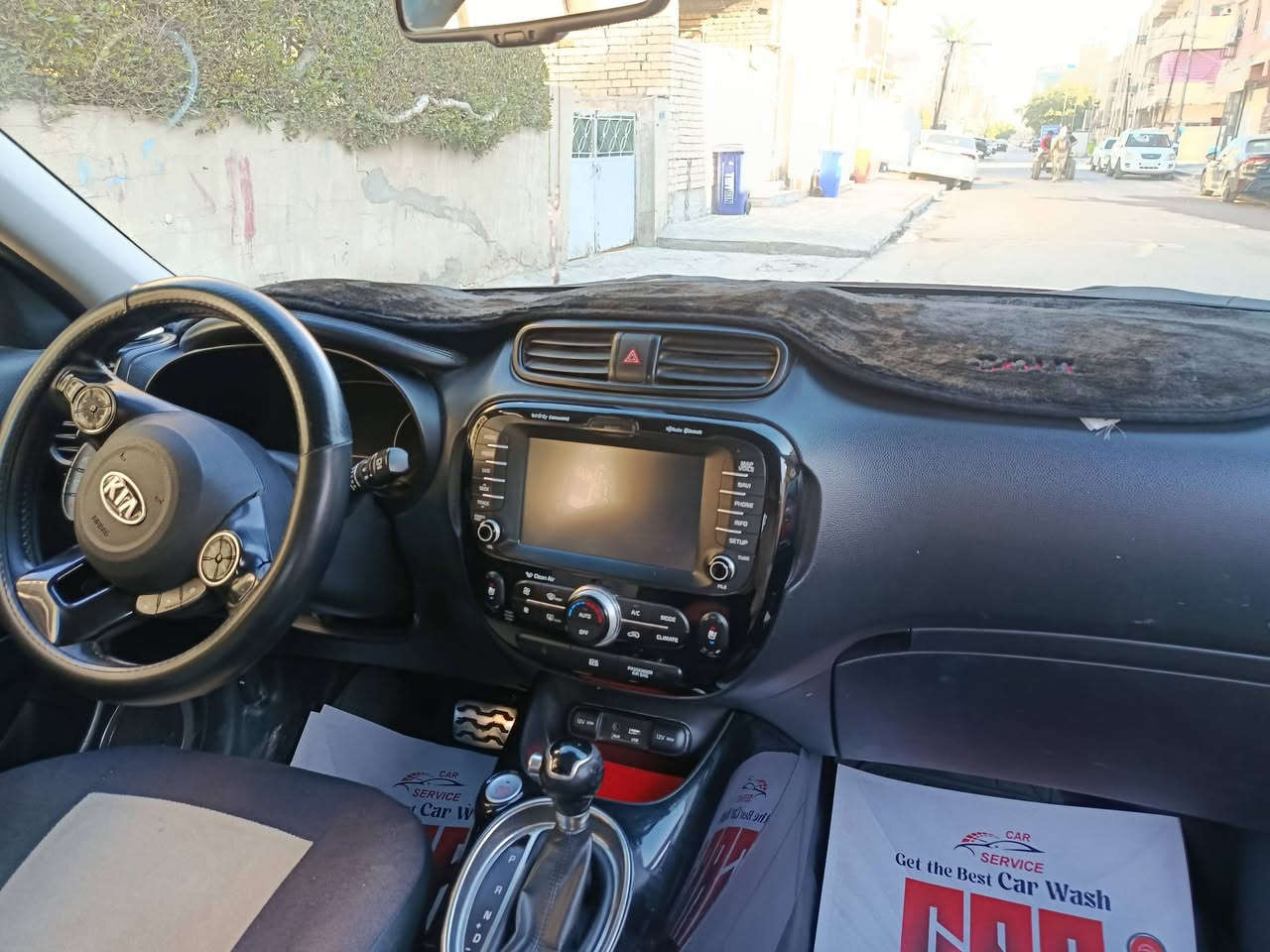 السلام عليكم .
كيا صول 2016 امريكي فول مواصفات مو العادية محرك 2000.. حادثها موجود بالصور
وسونارها هم  . السيارة نضيفه ماشية 64 ميل.

كشنات جلد 
كرسي كهرباء
 تحكم ستيرن
سلايد روف 
تبريد كشنات 
السعر 110 وبيها مجال
بغداد الغدير .***********
