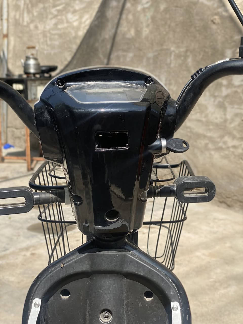 ملاحضه الكشن   الورا ضايع  مكاني كربلاء بطاريات ليثيوم جديدة صار ثلاث اشهر من اخذتها
سعر 225وبيها مجال 🤍

500 واط
 • البطارية: 48 فولت
 • سعة البطارية: تقريباً 10 – 20Ah
 • السرعة القصوى: حوالي 35 – 40 كم/س
 • المدى بالشحنة الواحدة: تقريباً 35 – 50 كم حسب الوزن والطريق
 • الحمولة القصوى: من 120 إلى 150 كغ
 • وقت الشحن: حوالي 5 – 8 ساعات
 • الوزن التقريبي للدراجة: حوالي 35 كغ
 • مزايا إضافية:
 • مصباح أمامي وخلفي
 • سلة أمامية للأغراض
 • منبه وصافرة
 • فرامل أمامية وخلفية
 • يمكن أن تحمل شخصين  ￼

✅ مميزاتها:
 • اقتصادية جداً (لا تحتاج بنزين).
 • هادئة وسهلة الاستخدام داخل المدينة.
 • مناسبة للمشاوير اليومية والعمل.

⚠


**إذا كنت صاحب هذا الإعلان وتريد حذفه لأي سبب، رجاءا أرسل رسالة إلى الدعم الفني**