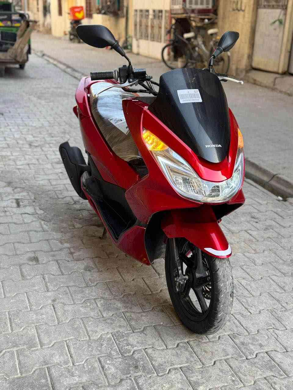 للبيع دراجه pcx  جيل ثاني ياباني الاصلي  نوع jf  مكينه 150 حساس حرف A نوزل خطين ستان كهربائي ماشيه 36 الف حساس ازدحام دراجه جديده  حساس شلعه معدل خير من الله دراجه تتعب تكول جديده مال جناي  مكان بغداد الكرخ السعر 13 ورقه وبيهه مجال والاستفسار  *********** بغداد, العراق
