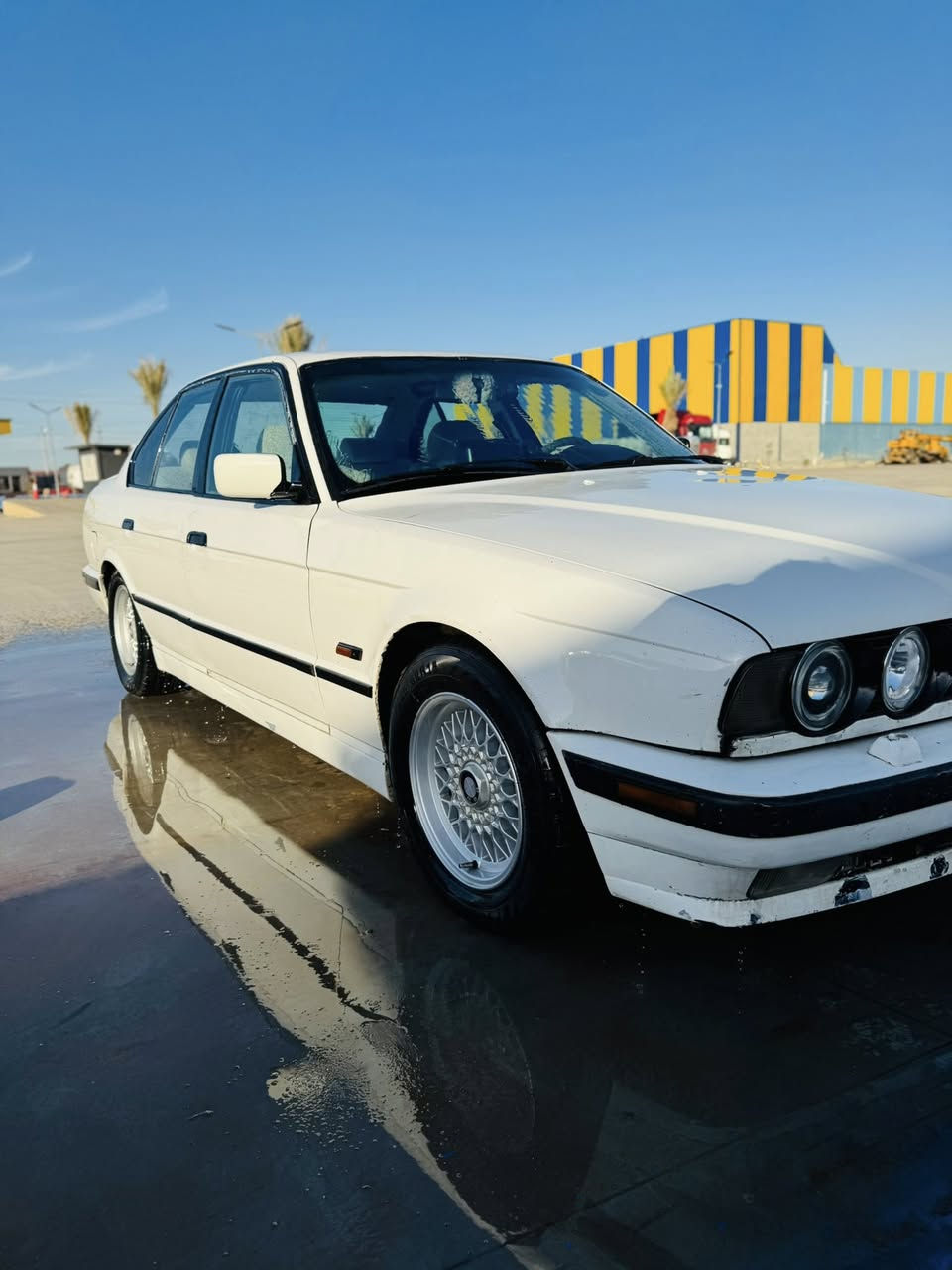 BMW مۆدیل 1994
پێشگەورە یە تەبریتە بەس سلایت نیە 
525 بیلاد تۆماتیک 
دوو پارچەی عیراقی هەیە لەگەل دوو ئەوروپی پێش و پشتی کەپسە 
سەیاروکە بێمەسروفە تەقەو رەقە بەشەرت 
گێر و مەکینە بەشەرتە  
سبارەت بەسعرەکەی 68 وەرەقەو تۆزەک مەجال هەندەک غرامەی لەسەرە لەپاش معامەلەی دەدرێتەوە  
ژمارەی مۆبایل ***********
یان نامەبنێرن خزمەتان دەکەم

