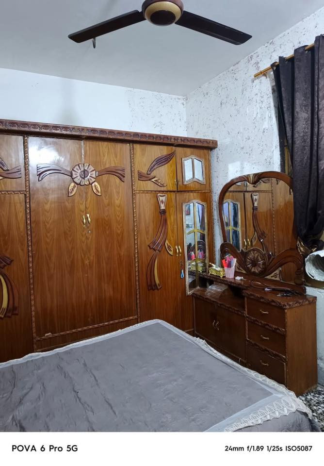 بيت للبيع طابقين
مساحة ١٠٠ متر ٥*٢٠
صب مسلح كامل كاشي سيراميك
بس الطابق الثاني نقص كاشي 
يحتوي على 
الطابق الاول
كراج + صحيات خارجية
استقبال + مطبخ + صالة
+ صحيات وحمام داخلي 
+ منور + غرفة نوم
الطابق الثاني
غرفتين كبار + بلكونه + حمام + صالة
الطابق الثالث يحتوي على بيتونه وسطح
البيت نظيف كلش وبنيانه كلش حلو وخريطته حلوه وسعرة مناسب 
مشمول بالتمليك دار وزقاق ومحلة
العنوان بغداد - نهاية حي اور -سبع قصور - شارع ابو احمد 
للاستفسار اكثر : ***********
