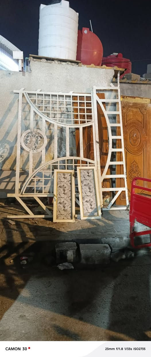 شباك كبير كامل تعل وشد هوه وجاما سعر 150 حديد ثقيل زاد بيبان خشب ثقيل عوزهن شوي صبق سعر لواحد  25رقم لهاتف *********** لبصره لمشراق لجديد
