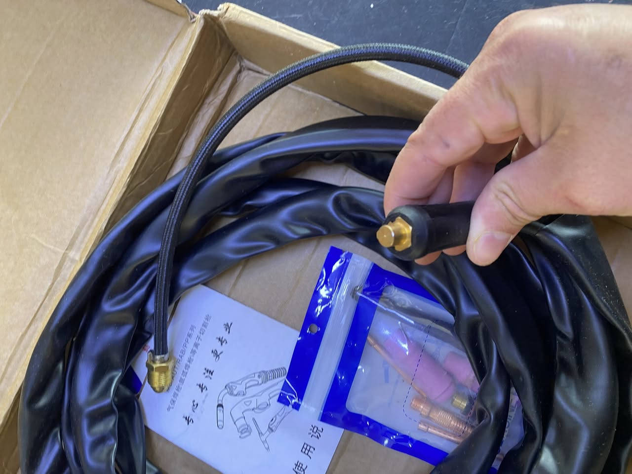 سلام عليكم      اعلى سعر ابيع توصيل جميع المحافظات
المنتج عبارة عن تورش (شعلة) لحام أرجون TIG من طراز WP-17V. 
النوع: تورش لحام TIG مبرد بالغاز.
المميزات: يأتي مع كابل ومجموعة من قطع الغيار الاستهلاكية.
الاستخدام: مصمم للحام بقوس الأرجون عالي التردد.


**إذا كنت صاحب هذا الإعلان وتريد حذفه لأي سبب، رجاءا أرسل رسالة إلى الدعم الفني**