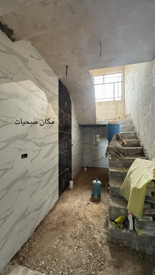 دار للبيع يبعد عن تبليط مال كورنيش مسافة ١٠٠ متر 
 مساحة الدار ١٦٠متر 
يتكون من مطبخ استقبال صاله غرفت نوم مجمع صحيات داخلي منور خلفي مع ممر جانب الدار اضافة إلى ماء وتبليط أمام دار  
طابو زراعي سند ٢٥
للاستفسار واتساب او اتصال 
***********
