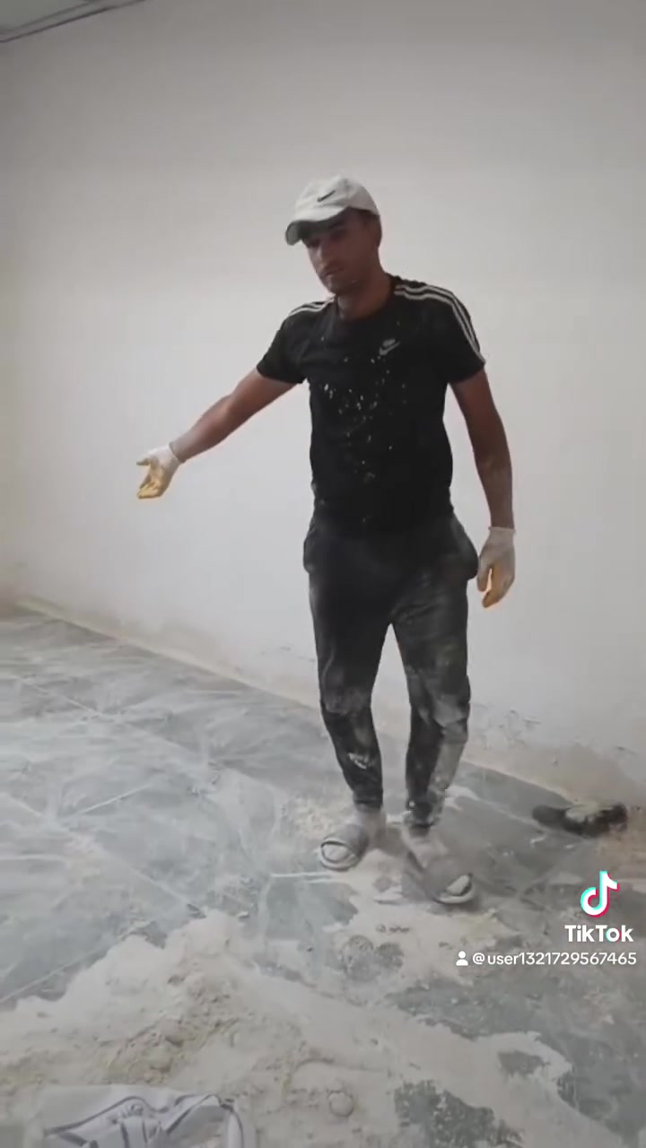 السلام عليكم خلفة لبخ اسمنت  نثر و صبغ وتطبيك  ارضيات مكاني بغداد الزعفرانية رقمي *********** بي وتساب
