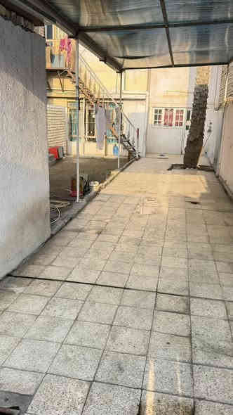 السلام عليكم ارض للبيع في حي اور ال600 محلة 325 
مساحة الارض 208 

واجهة 6 متر 

نزال 30

15 متر ويصير تداخل بي متر و90 سم موضوح بصور 

تصير واجهة الارض 7 و90 يعني 8 مترات 

لاستفسار الاتصال : 

***********
