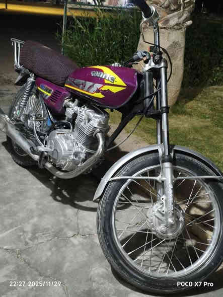 السلام عليكم ماطور نامه رياضي موديل 2017 للبيع مكينه ناعمه دراجه جاهزه  شرط نص هندر محرك شرط شلعه ونشاط فوول نضافه گدام العين شغل ومشي السعر 250 وبي مجال شي قليل الاتصال على هاذا الرقم *********** ليس متواجد على الفيس
