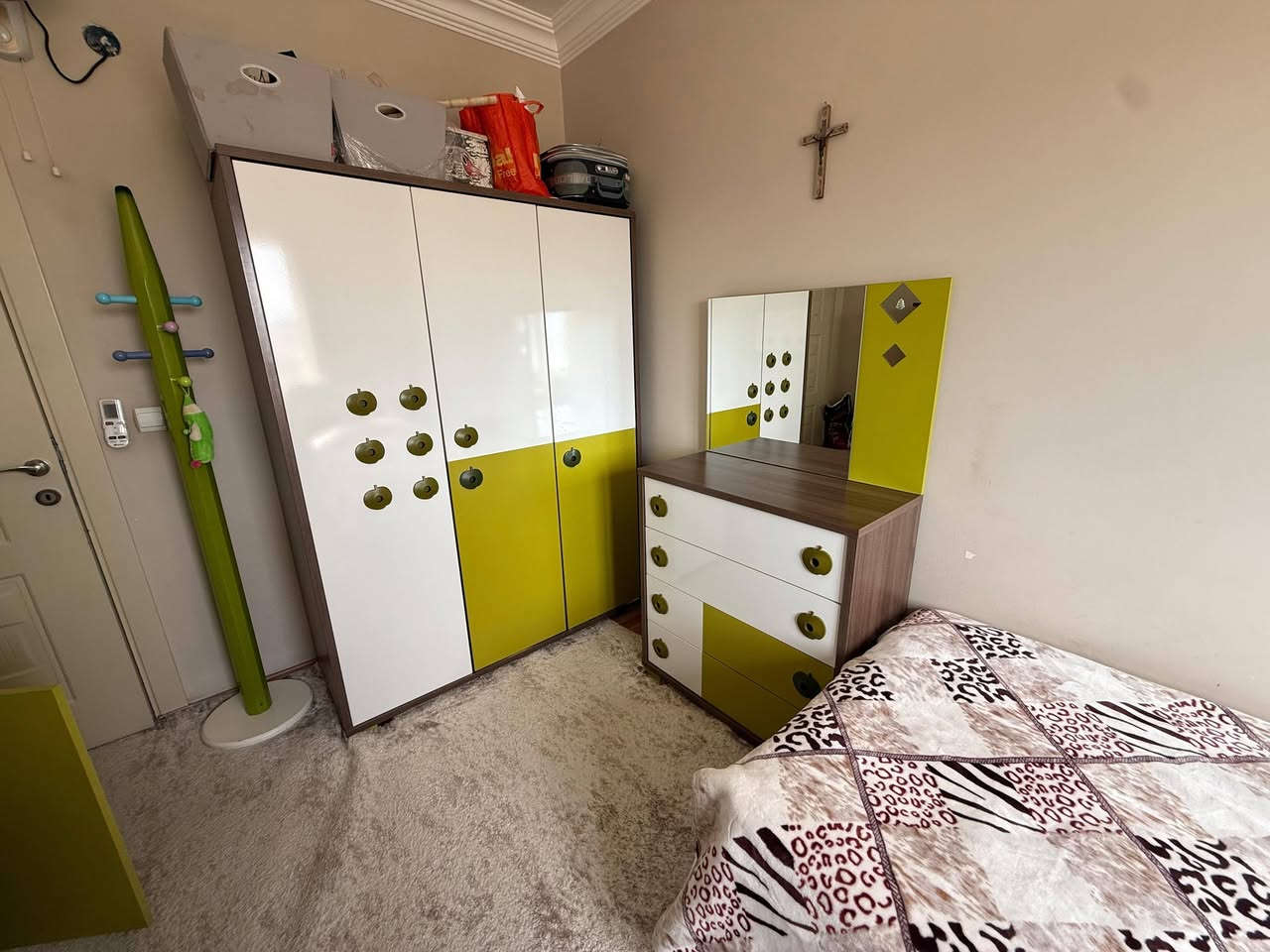 السلام عليكم
غرفة نوم شبابي ٨ قطع ماركة استقبال غرفة كلش نظيفة بدون دوشك
سعر ٣٠٠ دولار 
مكان دهوك 
***********
