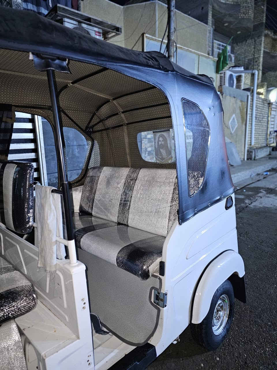 سلام عليكم شباب تكتك للبيع لون ابيض مثل ما موضح بلصوره تكتك خير من الله  تكتك مكفوله من الضربه ولتعمير شلع بس بيهة هاي الضربه خفيفه كلش ولباب موجود  ورمايده موجوده تكتك مكفوله ما مجفت تكتك بس مفيلسه الله شاهد رقم وسنويه وتخم تاير جديد ما ذب عليهة ربع المكان البلديات السعر 9500  قفل هاذ رقمي ***********
