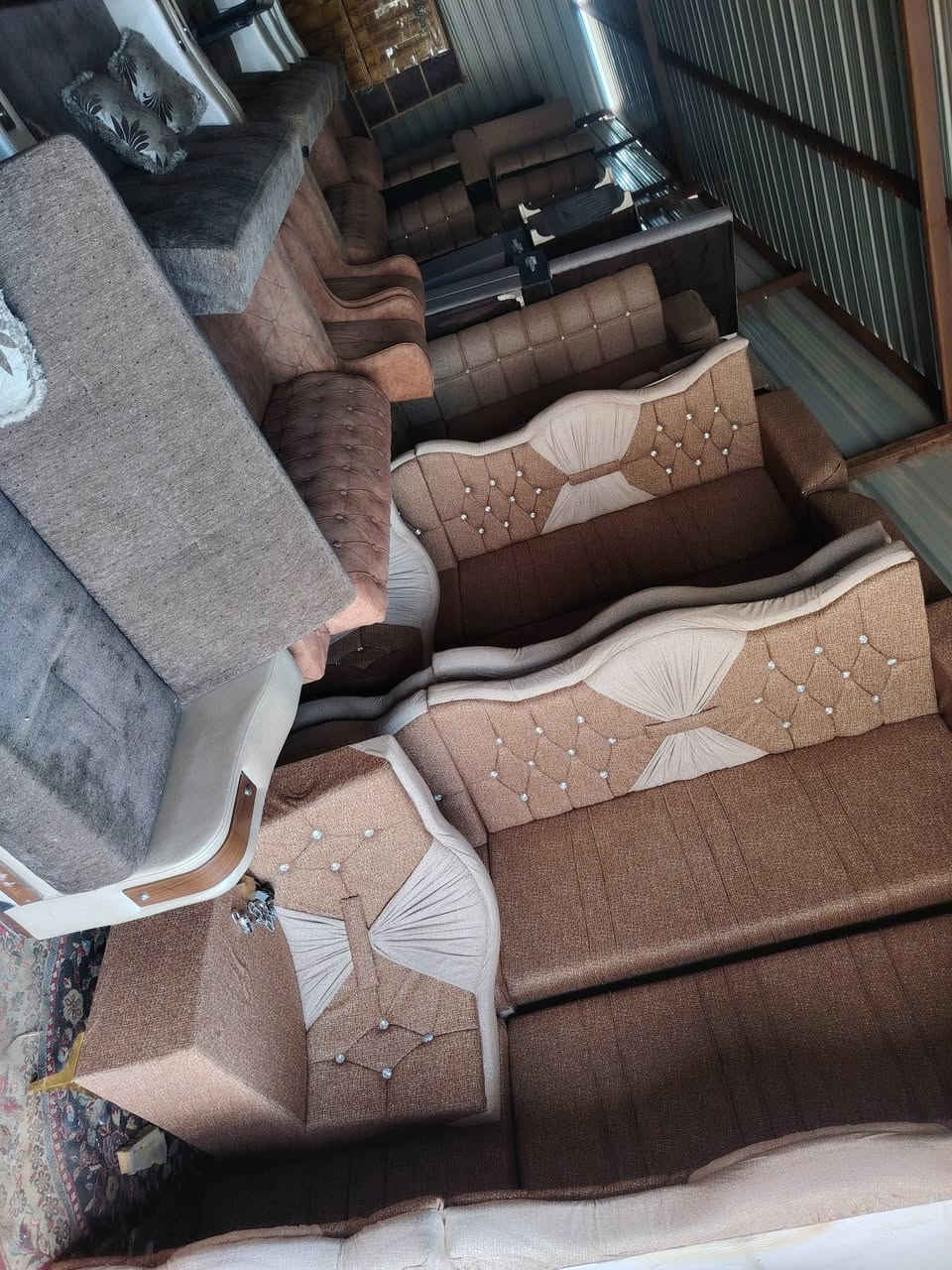 ديوان 20 مقعد نظيف بسعر مناسب للاتصال ***********
