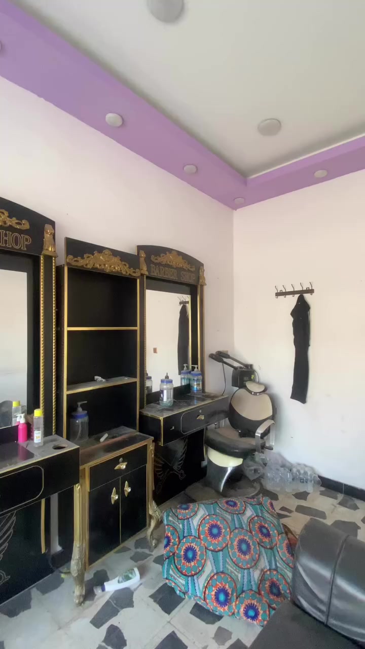 ميز حلاقة عدد٣ 
فاترينة ٢ 
كراسي حلاقة ٢ 
السعر ٧٥٠ 

وجامخانة نضيفة سعر٤٠٠ 
العنوان الحسينية ***********
