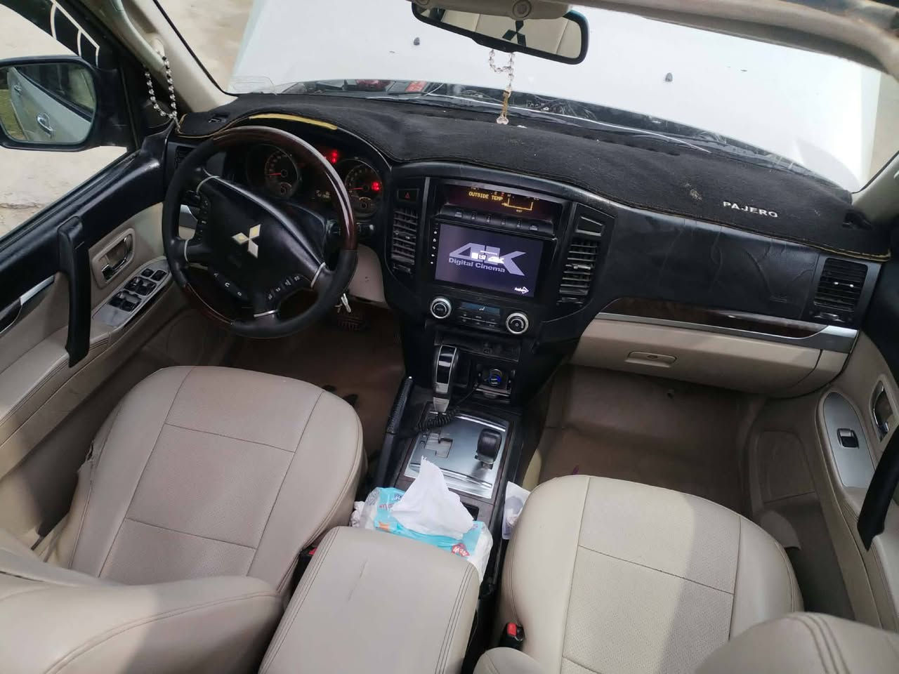 السلام عليكم للبيع باجيرو فول مواصفات موديل 2010 حبتور كفاله عامه ماعده الجاملغ الخلفي السياره بسمي رقم انكليزي رقم بغداد حداديه جديده مكينه 3500
السياره كله شغاله من كهربائيات من تبريد ومواصفاته معروفه 
سعره 135 وبيه مجال رقم الهاتف ***********
