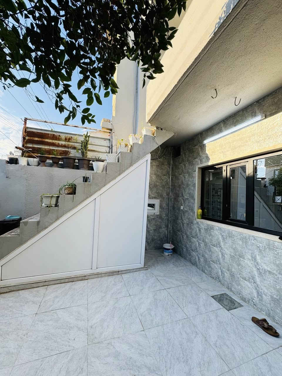 دار للبيع المساحه 200 متر واجه 10 والنزال 20 متر طابق ونص
في حي سومر قريب ع سوق سومر  اتجاه قبله 
يتكون الدار من غرف عدد 4 
وهول عدد 2 
وصحيات عدد 2 
واستقبال ومطبخ وسطح ناصي مغلف بل كامل 
وداريج خارجي يصلح للاستثمار 
دار محدث بل كامل من سيراميك وسقوف جبسن بورد وارضيه جديده وابواب تركي  وشبابيك المنيوم  البيت بدون اي نقص 
الدار ملك صرف سند طابو الزهور سند حديث الشرعي موجود

للاستفسار مراجعه مكتب المهند لتجاره العقارات 
او الاتصال ع الارقام التاليه 
***********مهند 
***********مهند 
***********هاشم
