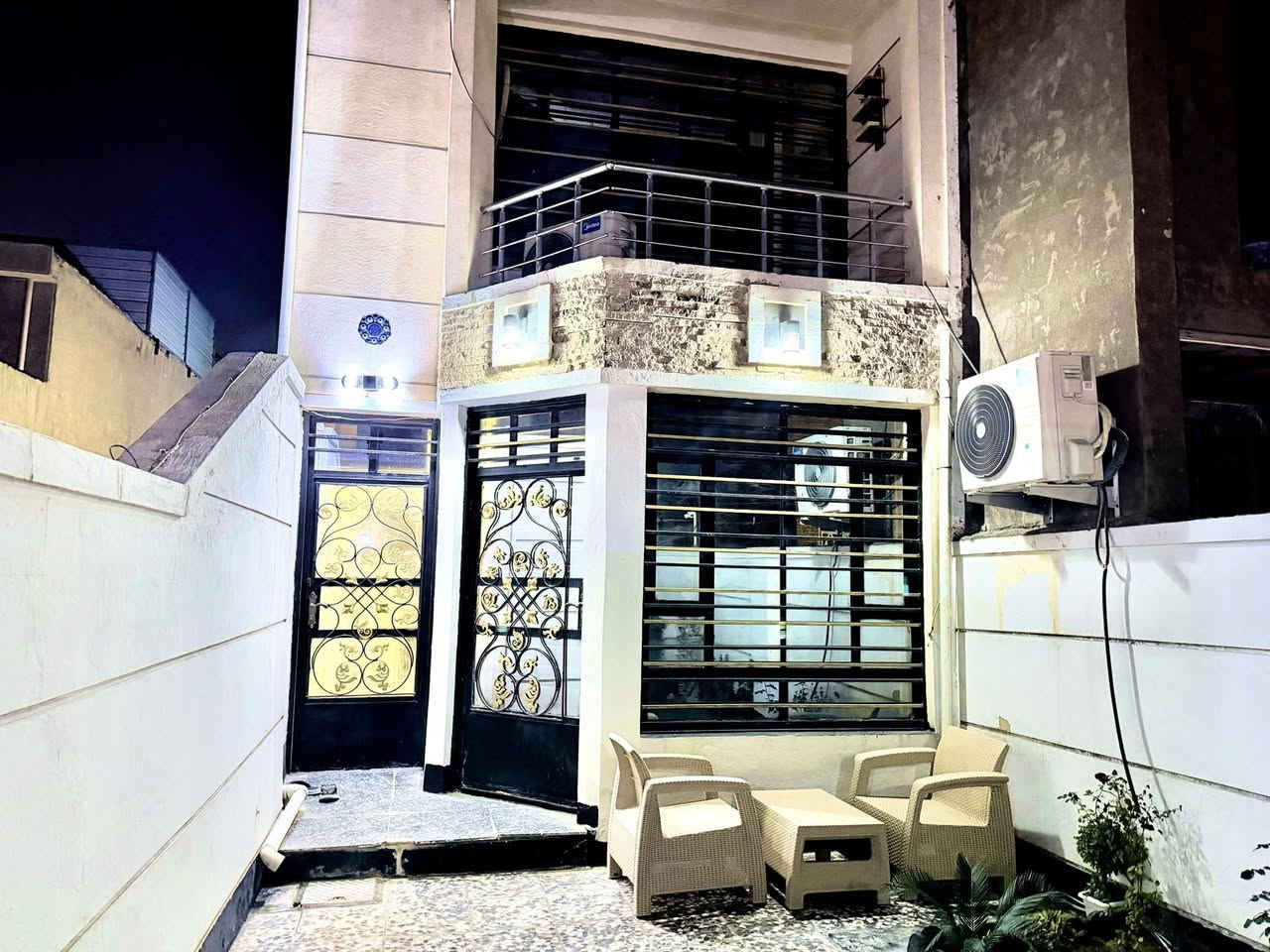 سلام عليكم دار للبيع مساحه ١١٢ونص  واجه ٤ونص نزال ٢٥ حي جهاد الضباط خلف أربع شوارع. تفاصيل عن طريق صاحب الدار  *********** واتساب
