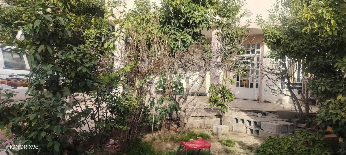 السلام عليكم نص دونم للبيع يحتوي على بيت مساحته ٢٠٠ متر ويحتوي على محلات عدد اثنين  متوفر بي ماء اساله وكهرباء وجميع الخدمات واجهيه النص دونم ١٧ ونص والباقي نزال كراج ياخذ ٤ سيارات اي استفسار هذا رقمي ***********
*********** واتساب
موقعها المدائن منطقه الورديه
