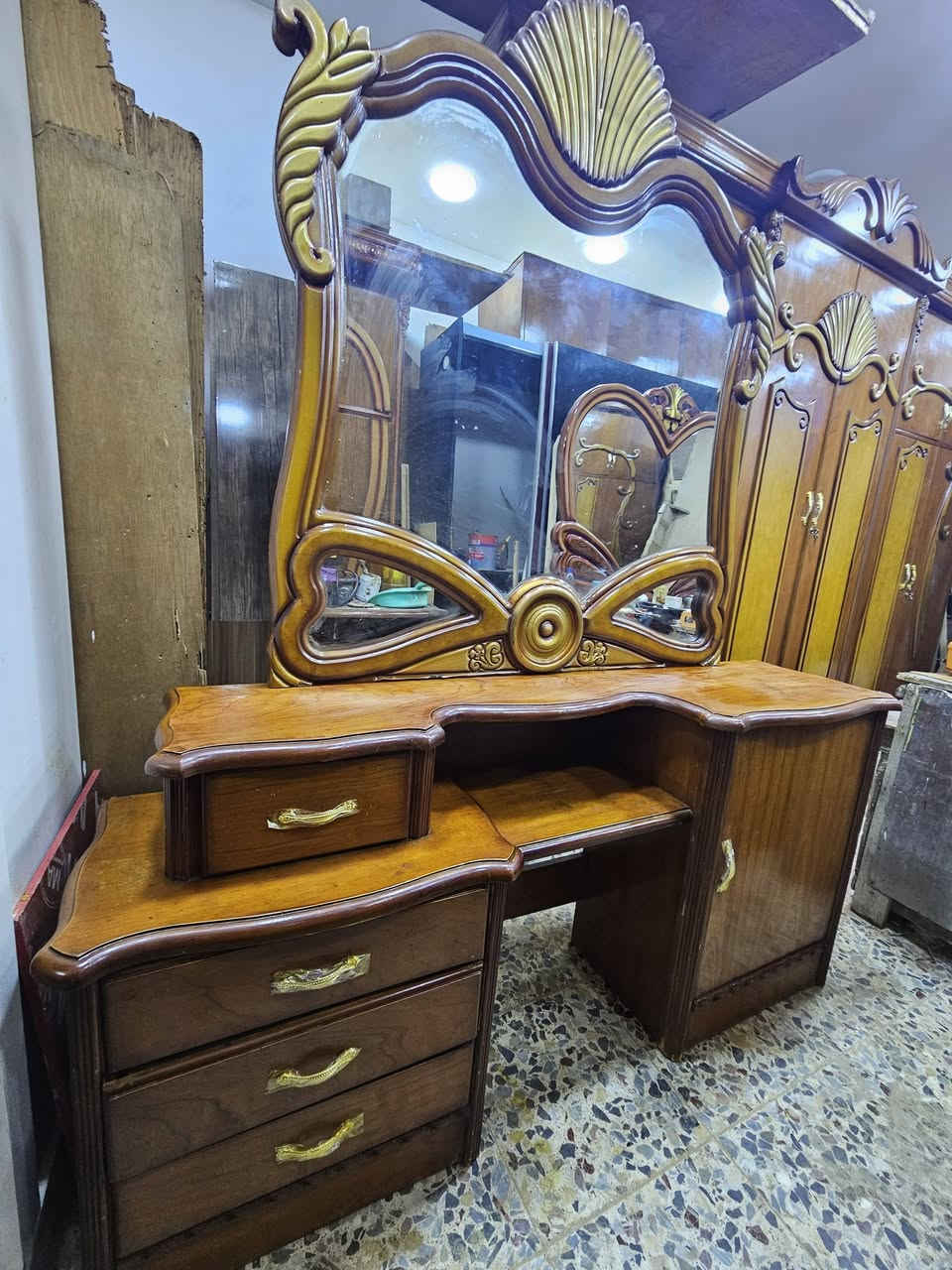 غرفه ست ملحق  عراقي صاج داخل وخارج حطاطه
ما تنشال سعره 650 وبيه مجال بسيط مكاني بغداد الشعب شارع صحه ديوان واكو توصيل داخل بغداد لاتصال واتساب ***********
