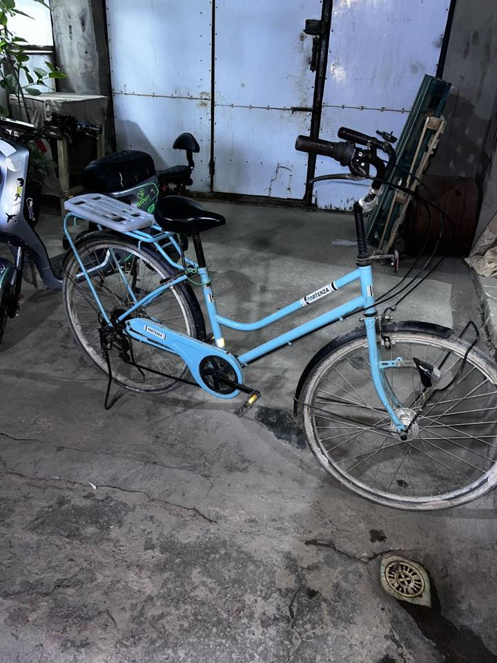 السلامو عليكم من رخصن الادمن بايسكل سياحي باله للبيع حجم 26 كلش نضيف السعر 100 بي مجال للشراي العنوان البصراه العشار متواجد واتساب ***********
