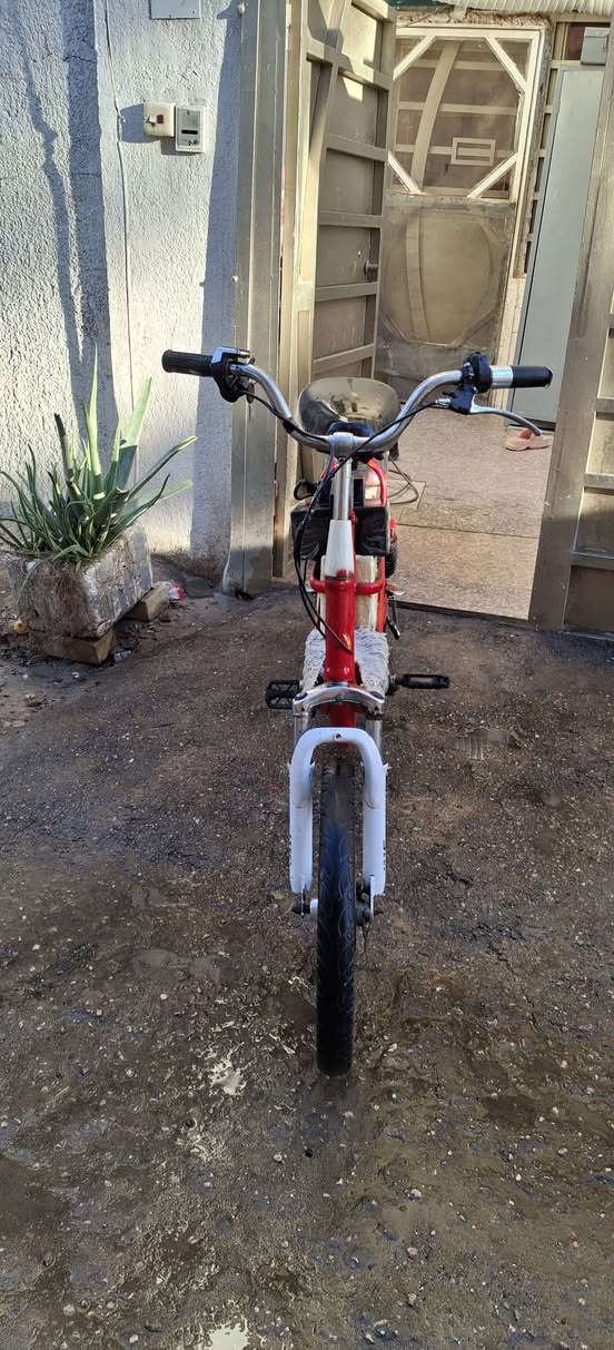 بيسكل شحن حجم20شرط الشغل نظيف جدآ.البطاريه بحاله ممتازه يمشي شحن وبايدان نقص بس جملاغات سعرهن ب١٠الاف وسعرهه بلاش ب١٢٥الف على الراغب بالشراء الاتصال بالرقم***********
