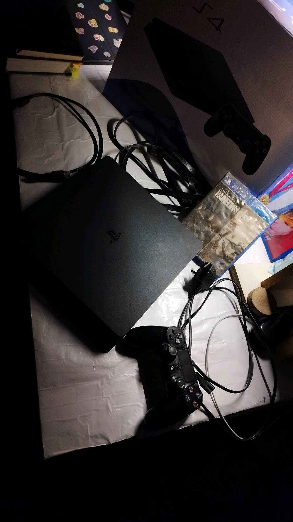 جهاز بلايستيشن 4 سلم اخو الجديد 1 تيرا وويا قرص
 الجهاز ما مفتوح ابد افحص و شوف 
يجي ويه الجهاز كيبل Hd اصلي طويل 
و قرص ريمبوسكس نضيف ما بي ولا شخط 
و كيبل شحن طويل لليده
ويده اصليه ما مصلحه ابد 
الجهاز مال جناي يعني ما تعبان ابد 
وياه كارتون 
نظام الجهاز 13.04 
الجهاز تاخذه و تنام ما تفكر ب اي شي 
السعر 250 وبي مجال بسيط حگ الجيه 
متواجد وتساب فقط
الموقع-البصرة الجبيلة
 ***********-0772344520
