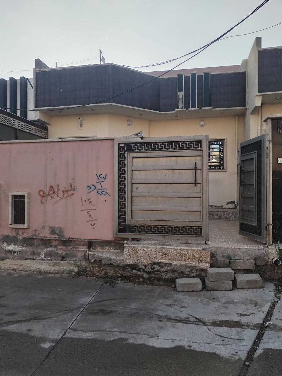 وعليكم السلام

🏡 *دار للبيع - القوسيات، المربع الذهبي*
- *المساحة*: 145 متر
- *الموقع*: يبعد 100 متر عن سايدين دهوك
- *الحالة*: كامل الخدمات، تسليم فوري
- *السعر*: 65 مليون وقابل للتفاوض
- *للاستفسار*: *********** (اتصال أو واتساب)

تحب أرتبهلك بصورة إعلان للستوري؟
