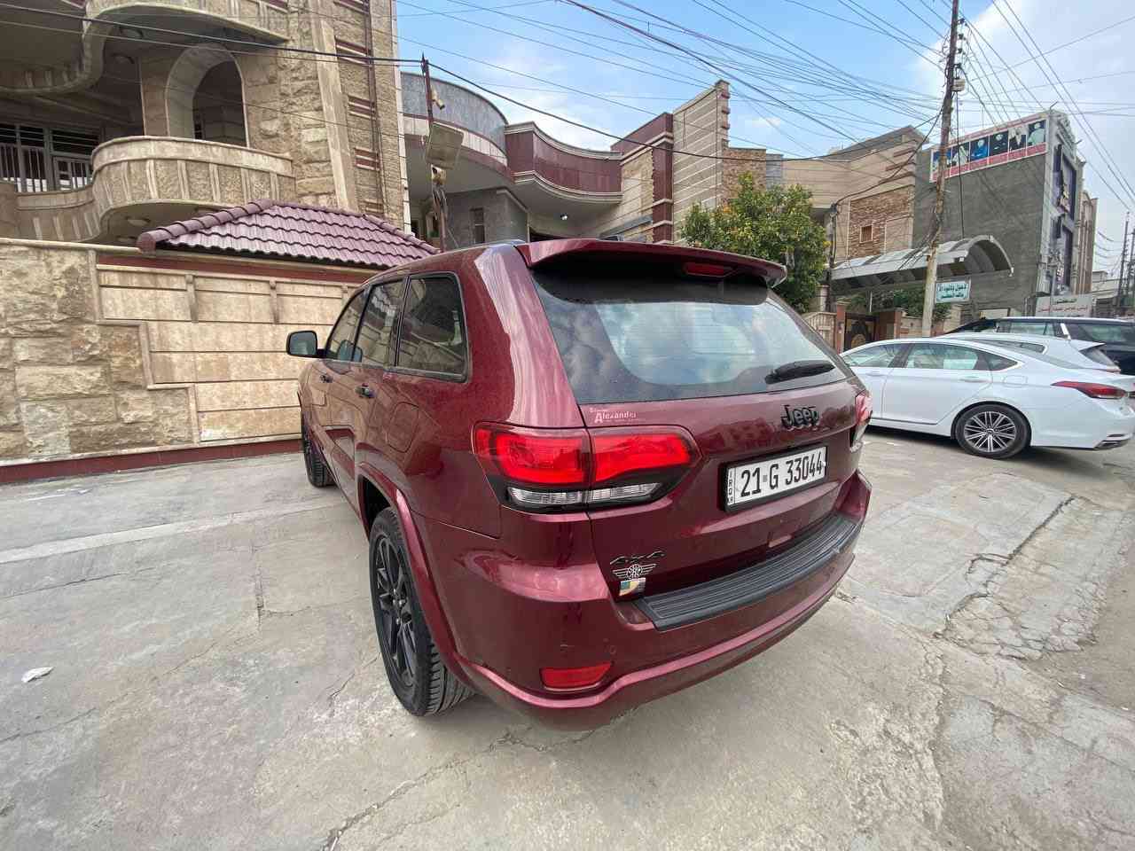 السلام عليكم
جيب كراند شيروكي 
 ايرباك سليم 2020
رقم سليمانية مميز باسمي
بلاك توب فول
فورويل ، سلايد ، ردار جانبي ، مانع تصادم 
حساس خلفي ، بصمة وتشغيل عن بعد 
ماشية 60 الف ميل 
الضرر مرفق 
صبغ ربع البنيد فقط 
تبديل قبق الجنطة نفس اللون
سونار مرفق بيها تعديل بسيط بالدواخل الخلفية 
السيارة تحتاج اعادة صبغ البنيد لان جرد وتحتاج صدر فقط 
فريز مبدل جديد
اطارات جديدة
كير ومكينة وكهرباء كلها جديدة
السعر 215 وبيها مجال
بغداد البنوك
مهندس عبدالله 
0772 353 7793
