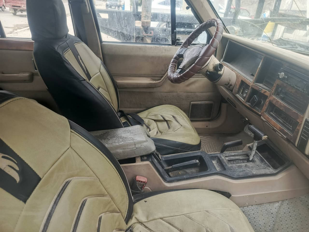 السلام عليكم اصدقائي الاعزاء جيب شيروكي موديل ٩١محرك كير بلادي سنوية منتهية من سنة ٢٠٢٠ رقم ديالى عضمتها بس البنية مكسور قاعدة موضربة حلوة السيارة شغالة  بس يرادلها ترتيب السعر نهائي ٢٠ورقة مكلف بلنشر للتواصل *********** السعر نهائي
