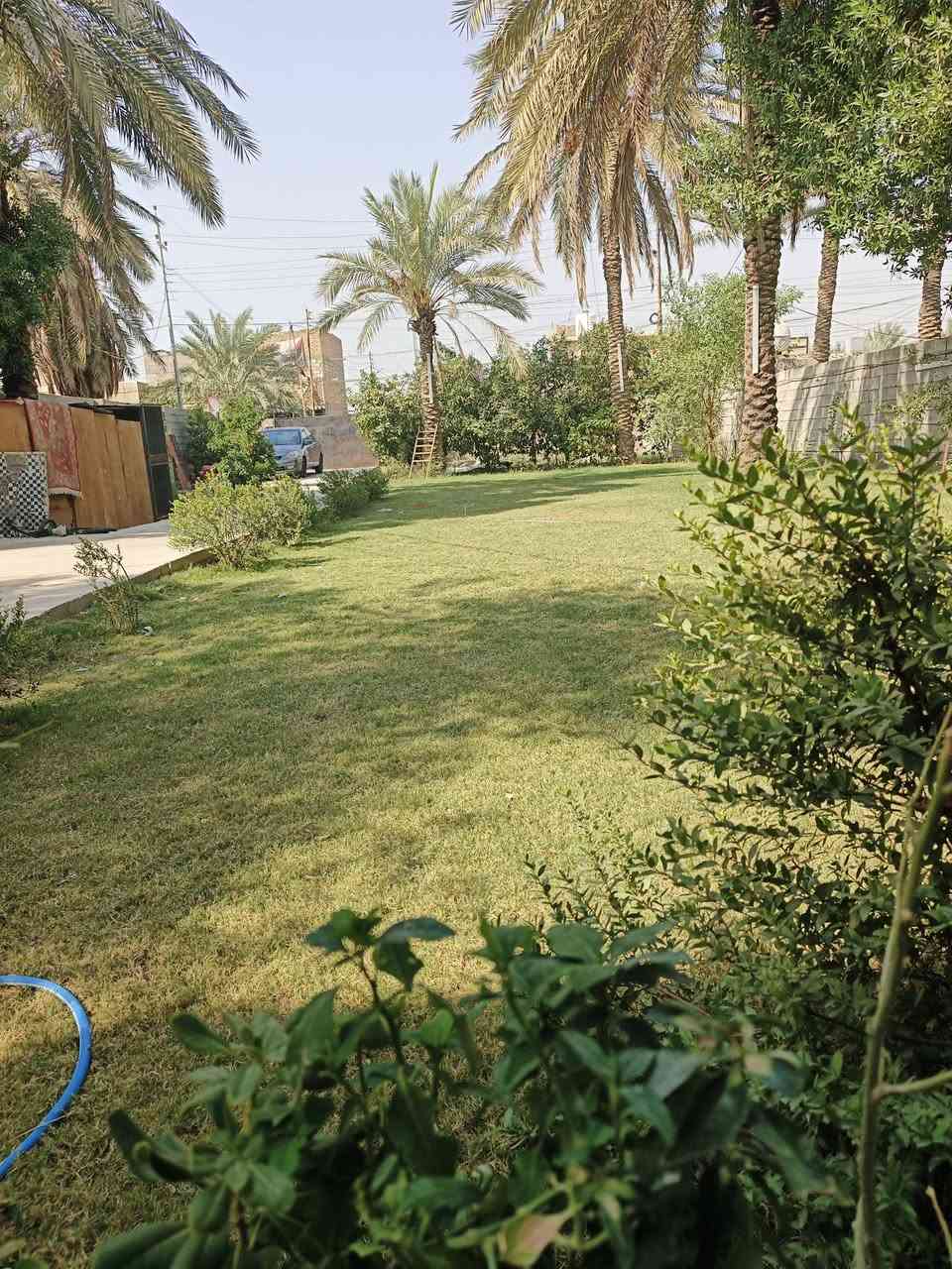 السلام عليكم دار مساحة ٩٥٠متر في الشعب بوب الشام زراعي مشمول بلتطويب عله شارع رئيسي شارع السوق يحتوي على حديقة أمامية وخلفيه ثلاث غرف نوم استقبال كبير مطبخ كبير حار وبارد حولي عدد اثنين كامل مناقصه شي منطقه كامل خدمات تبليط مجاري كهرباء ارصفه سعره ١٨٠رقم***********
