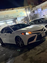 كامري موديل 2023  فول بلص   فتحه سقف   بصمه +تشغيل عن بعد  نقطه عمياء ...