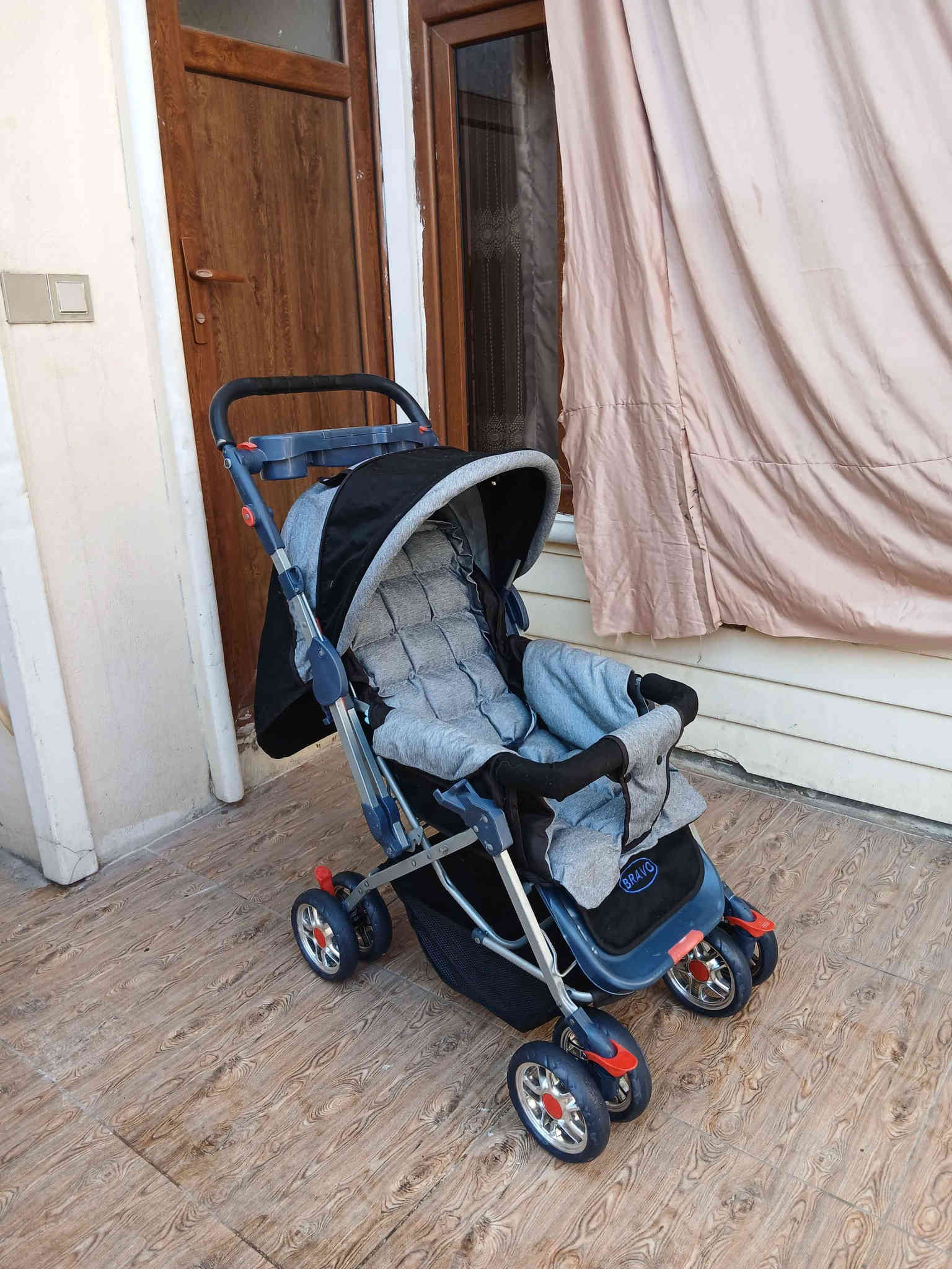 عارەبانەی مناڵان زۆر تازەیە و پاک و جوان و بێعەیب 8 تاییە،  کورسیەکەی پاڵ ئەخرێ بۆخەوتن و تەواوتەختەکرێێێێ
، قایشی بەستنەوەی هەیە ،مێزی پێوەیە لای دایکەکە ،  ژێری پێوەیە بۆشت هەڵگرتن
،  تایەو ئیسۆپی زۆر مەزبوتەو بچوک ئەکرێتەوە بۆناوسەیارە، 
سعری زۆر گونجاوەو سعری  35 هەزارە کۆتای
سلێمانی ، گەیاندن هەیە*********** السليمانية
