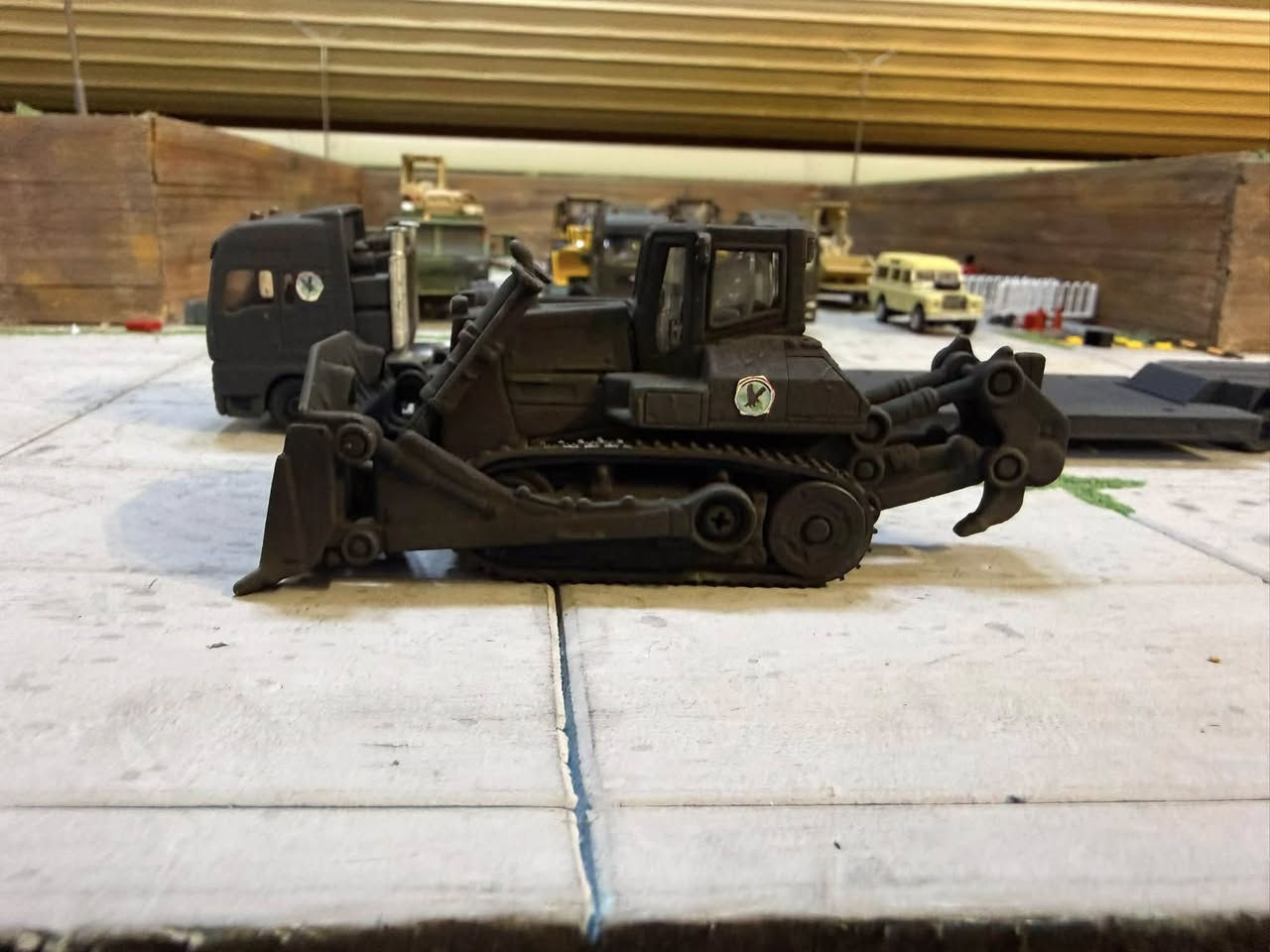من مجموعتي
لبلدوزر عسكري من طراز Caterpillar D9، ولكن بنسخة مميزة جداً تابع لجهاز مكافه الارهاب العراقي اللون الأسود/الرمادي الداكن: هذا الطلاء غير شائع في العمليات الصحراوية التقليدية، وغالباً ما يُستخدم للمعدات التابعة لـ وحدات جهاز  مكافه الارهاب العراقي 🇮🇶 القوات التي تعمل في العمليات الليلية لتقليل الرؤية. العمليات الخاصة: لفتح الثغرات وإزالة العوائق أمام قوات النخبة في المناطق الحضرية أو تحت جنح الظلام.


**إذا كنت صاحب هذا الإعلان وتريد حذفه لأي سبب، رجاءا أرسل رسالة إلى الدعم الفني**