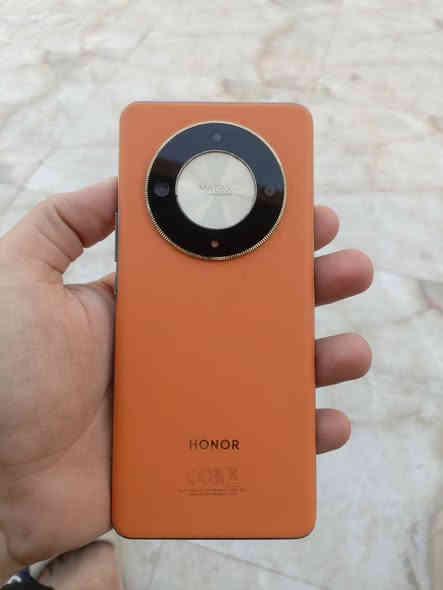 السلام عليكم. 

هونر X9b للبيع الجهاز نضيف بس الزگة مكسورة و الفلاش عطلان الباقي كلة شغال رقم صاحب الجهاز *********** (مكلف بلـ نشر)
