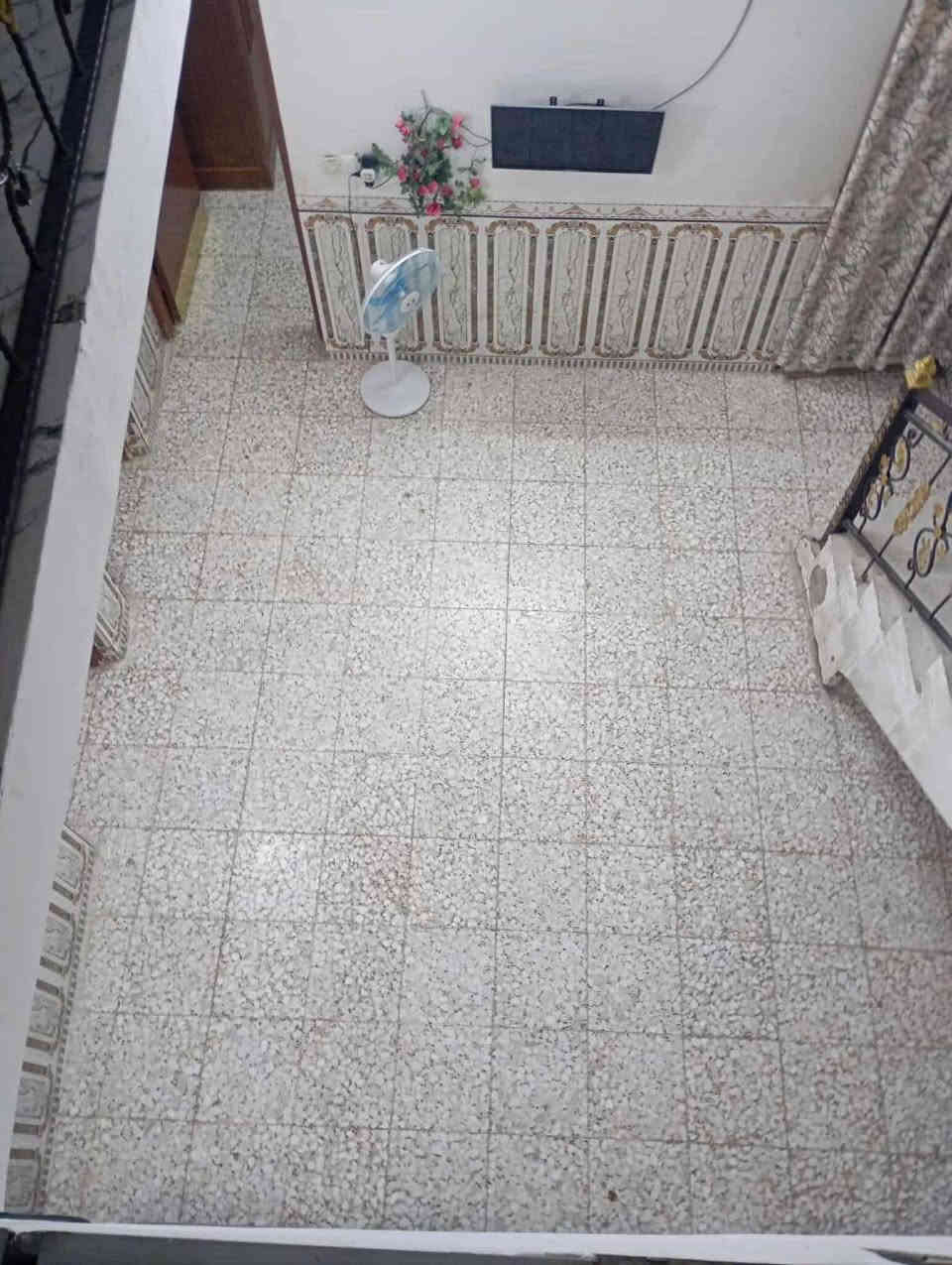 الدار للبيع المساحه 100 م طابو زراعي سند 25 العنوان زوير الغربي على شارع الكفائات الرابط طريق كربلاء مع شارع الشط الواجه 10م النزال نزال 10م يحتوي غرف نوم عدد 2 هول وصاله ومطبخ صحيات داخليه وخارجيه بأسم أبو الكاع الشارع عرضه 10م يوجد برينه للسبتتنك ميتعبك بالسحب السعر 90 مليون 
علماً البيت حديث 7 سنوات عمر البناء
سجل 50
***********
رقم صاحب الدار
